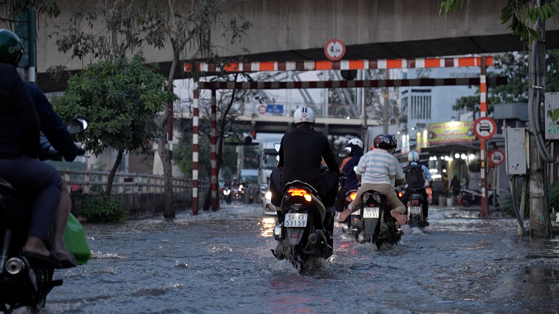 Triều cường ng&agrave;y đầu năm ở TP.HCM, người d&acirc;n lo ngập v&agrave; sạt lở - Ảnh 1.