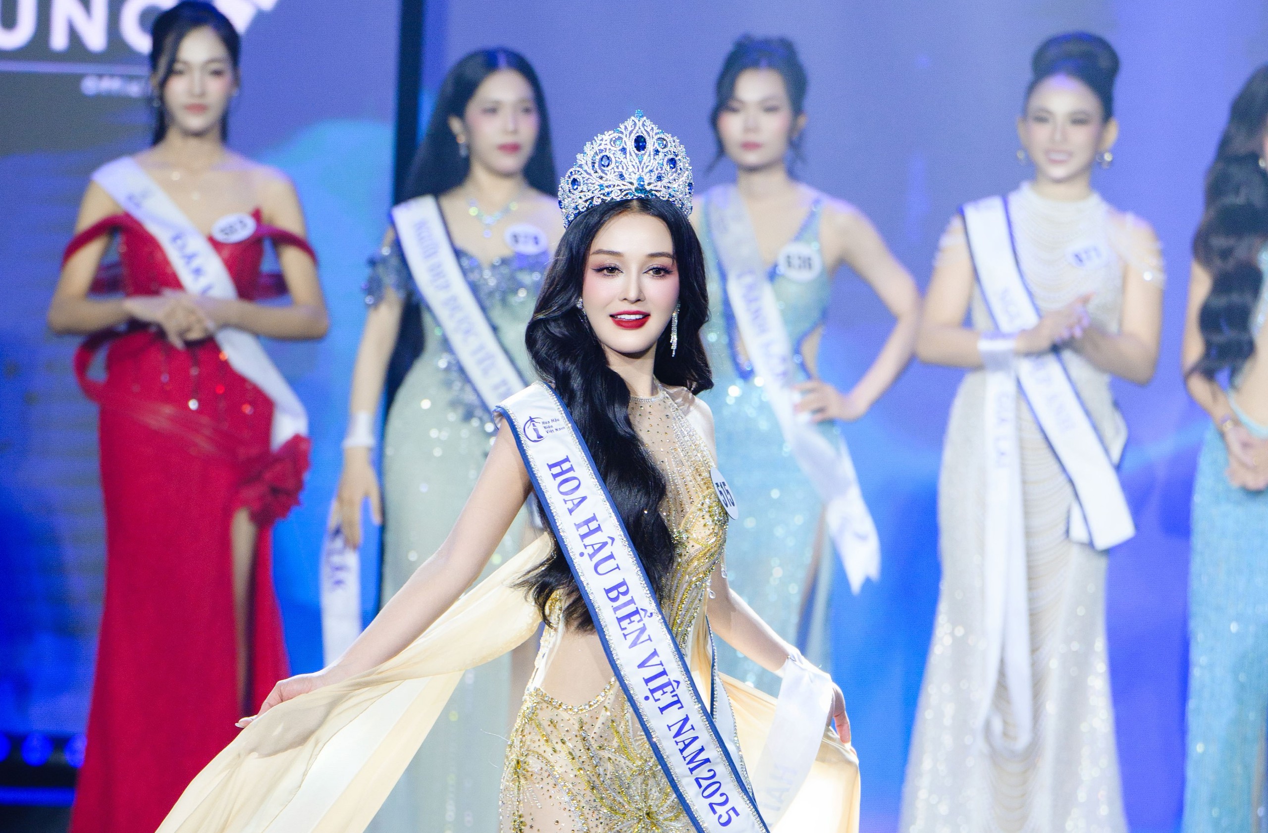 Vẻ nóng bỏng của cô gái vừa đăng quang Hoa hậu biển Việt Nam - Ảnh 1.