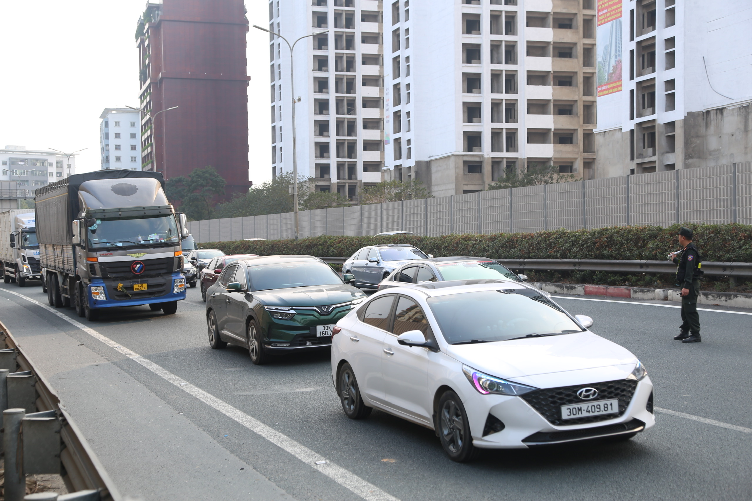 Người dân ùn ùn trở lại Hà Nội, nhiều tuyến đường huyết mạch ùn ứ- Ảnh 8.