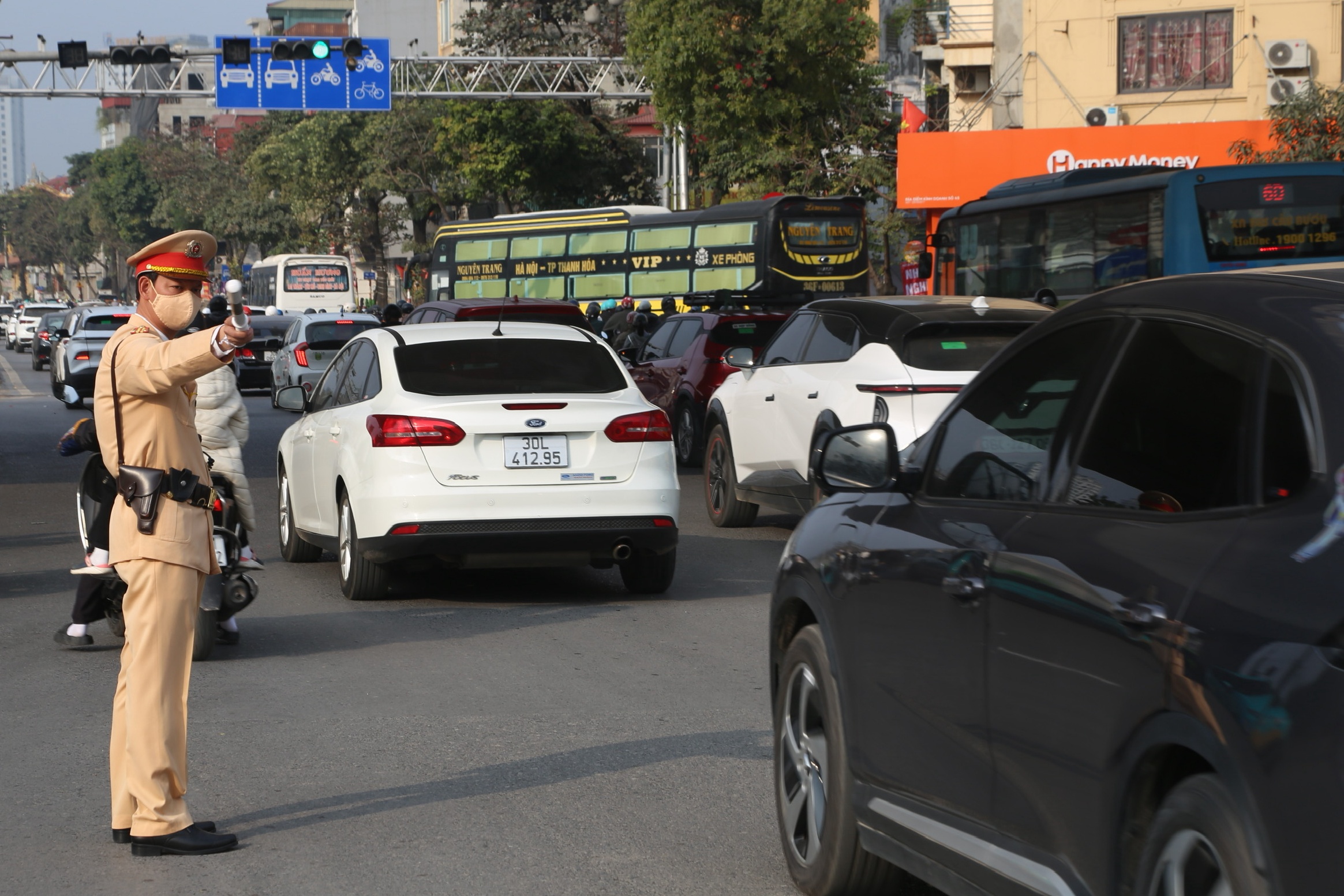 Người dân ùn ùn trở lại Hà Nội, nhiều tuyến đường huyết mạch ùn ứ- Ảnh 5.