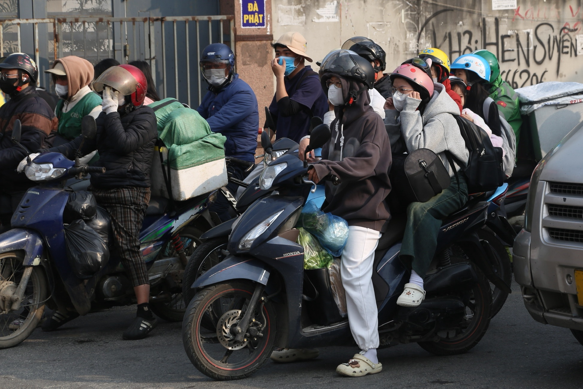 Người dân ùn ùn trở lại Hà Nội, nhiều tuyến đường huyết mạch ùn ứ- Ảnh 4.