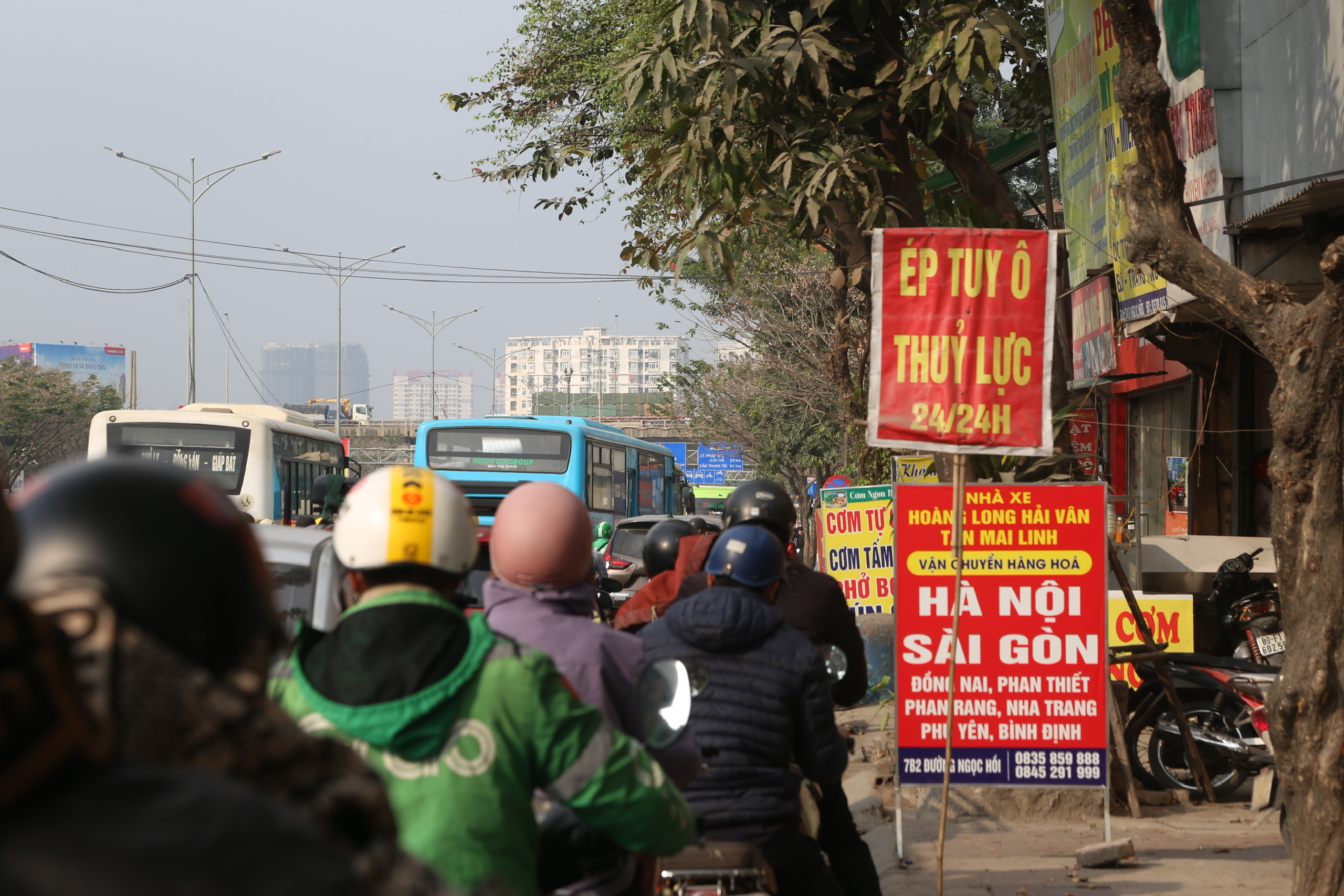 Người dân ùn ùn trở lại Hà Nội, nhiều tuyến đường huyết mạch ùn ứ- Ảnh 2.