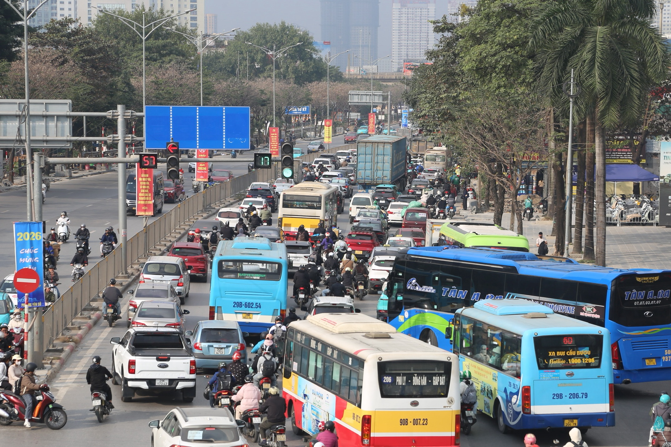 Người dân ùn ùn trở lại Hà Nội, nhiều tuyến đường huyết mạch ùn ứ- Ảnh 1.