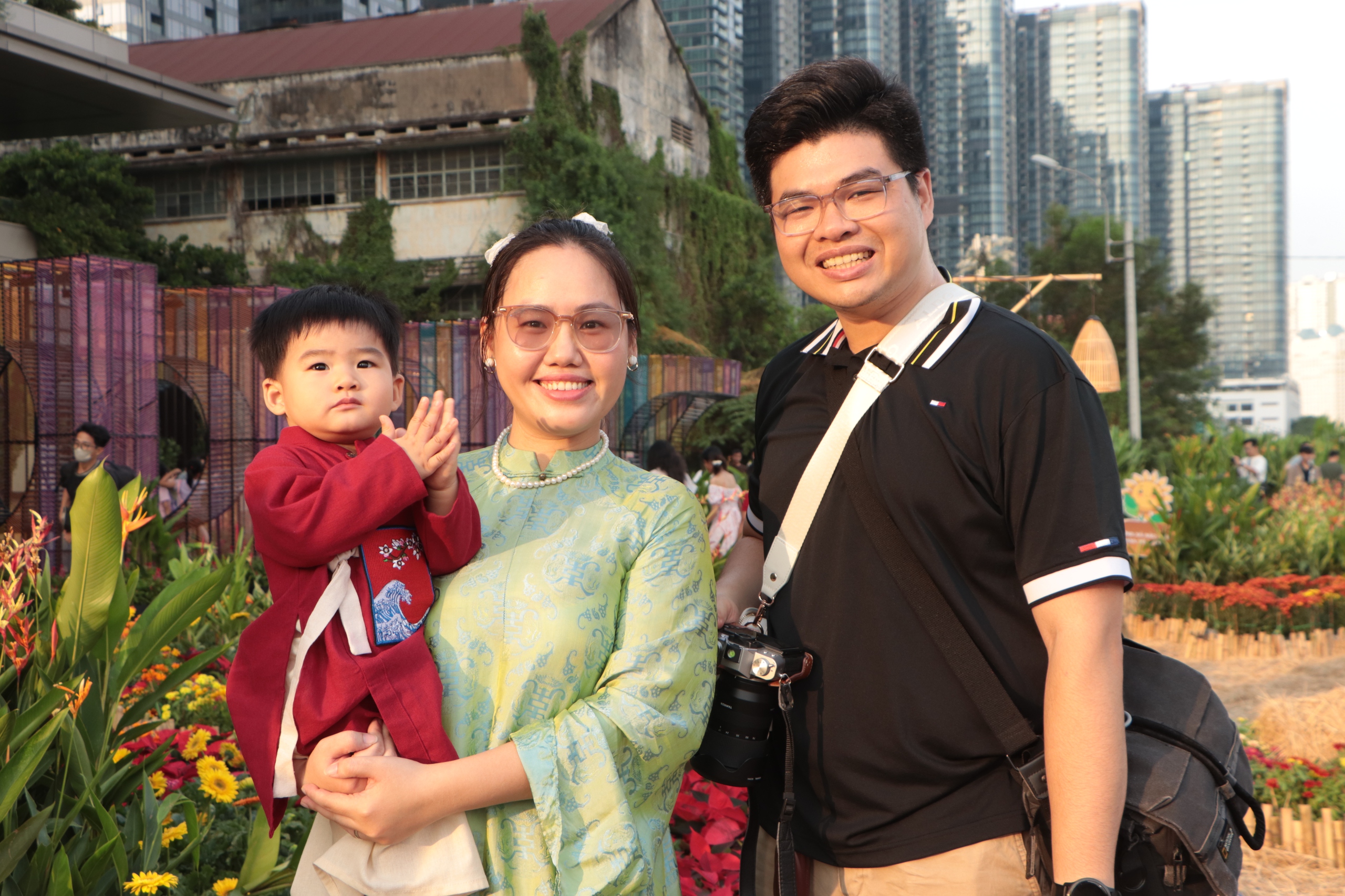 Người d&acirc;n TP.HCM &lsquo;n&ocirc;n nao&rsquo; đ&oacute;n tết, rủ nhau check-in vườn hoa tết cạnh ga Ba Son  - Ảnh 2.