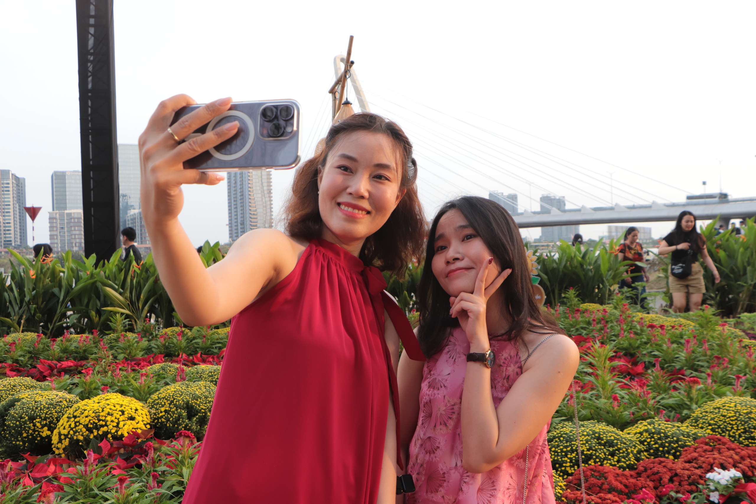 Người d&acirc;n TP.HCM &lsquo;n&ocirc;n nao&rsquo; đ&oacute;n tết, rủ nhau check-in vườn hoa tết cạnh ga Ba Son  - Ảnh 4.