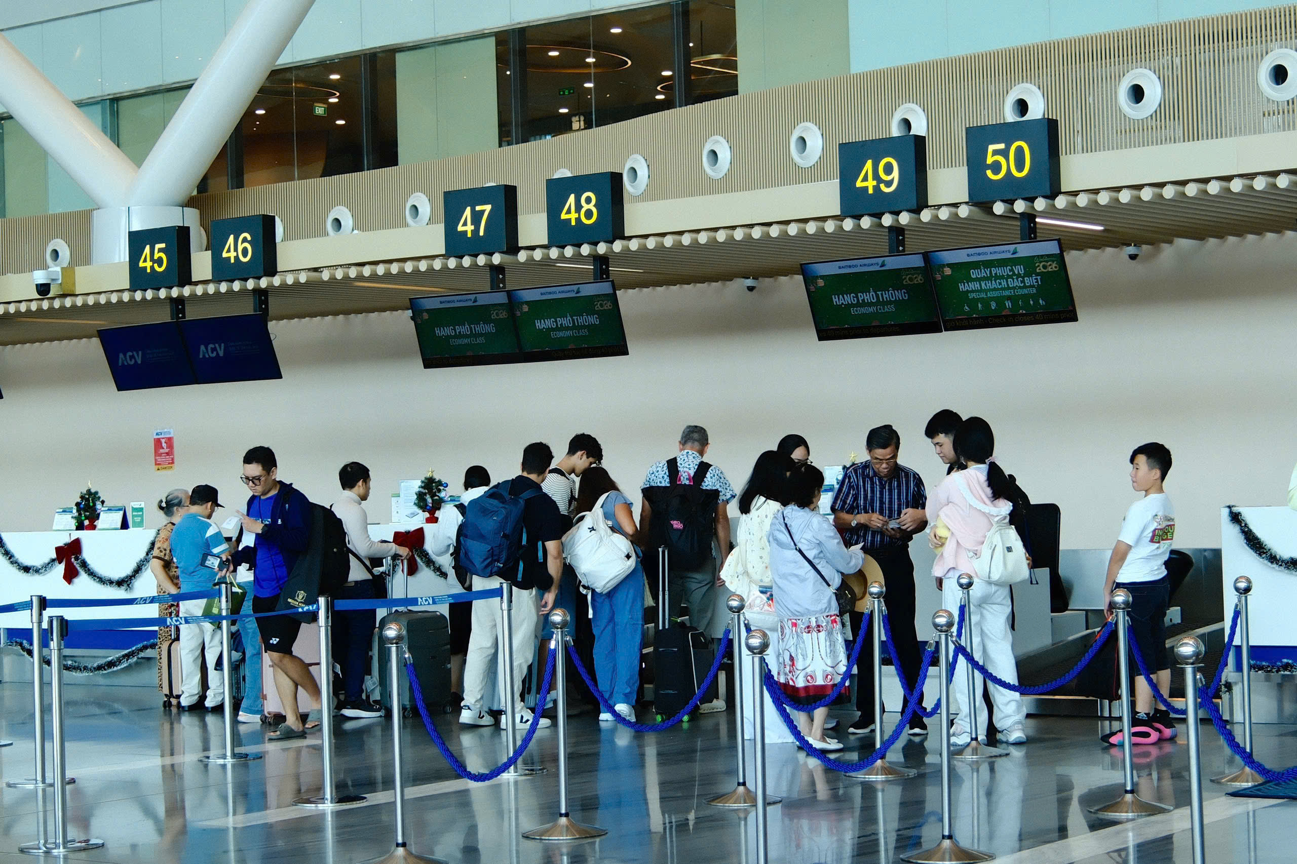 Khách chơi tết đổ về ồ ạt, sân bay Tân Sơn Nhất lập kỷ lục đầu năm- Ảnh 1.