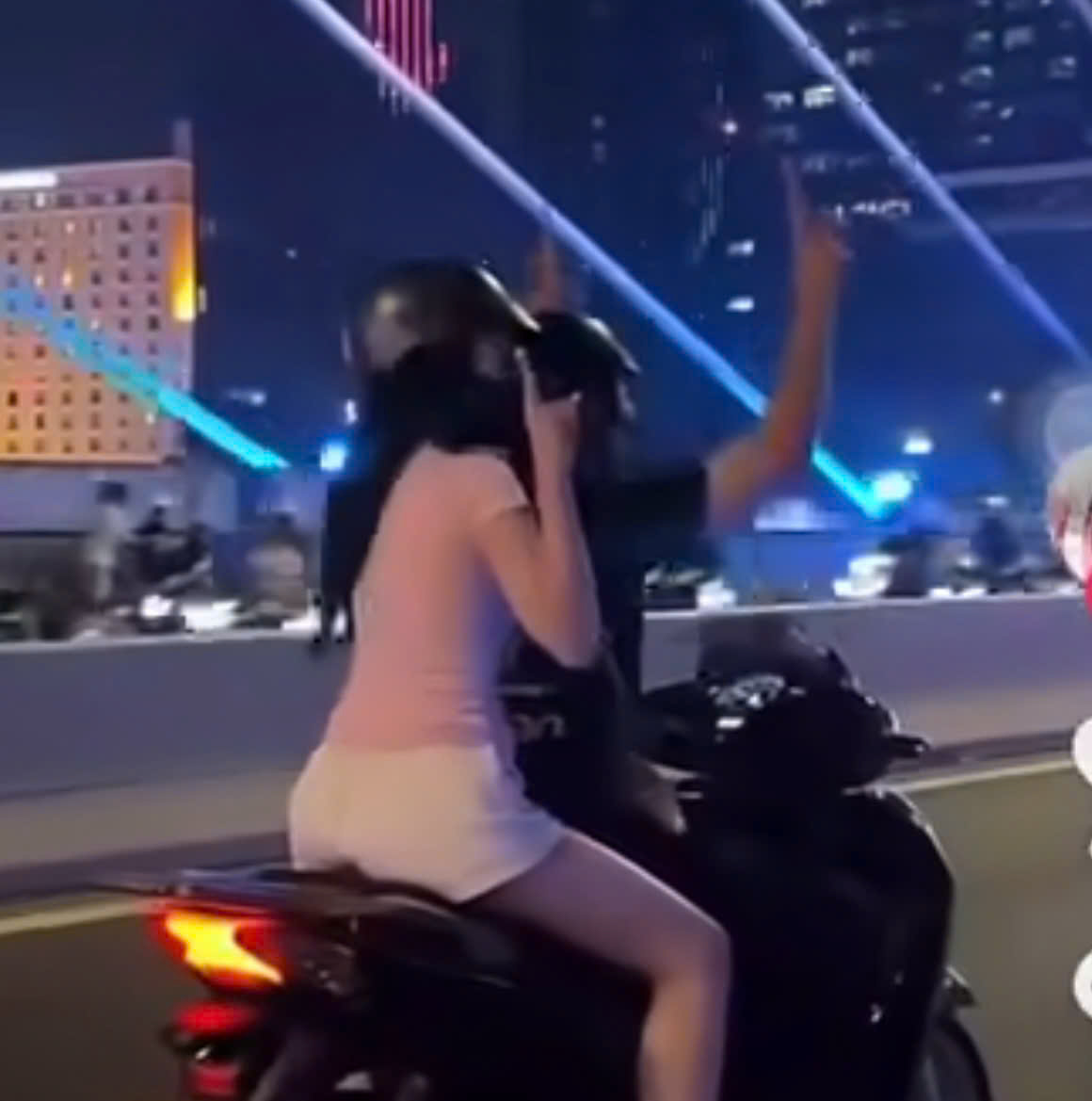 Xác minh clip chạy xe SH buông 2 tay trên cầu Ba Son, TP.HCM- Ảnh 1.