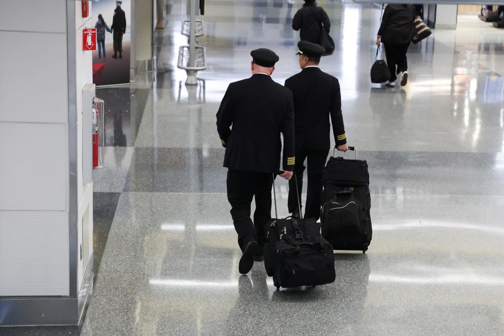 Tiết lộ lương 'khủng' của phi công Mỹ gây choáng- Ảnh 1.