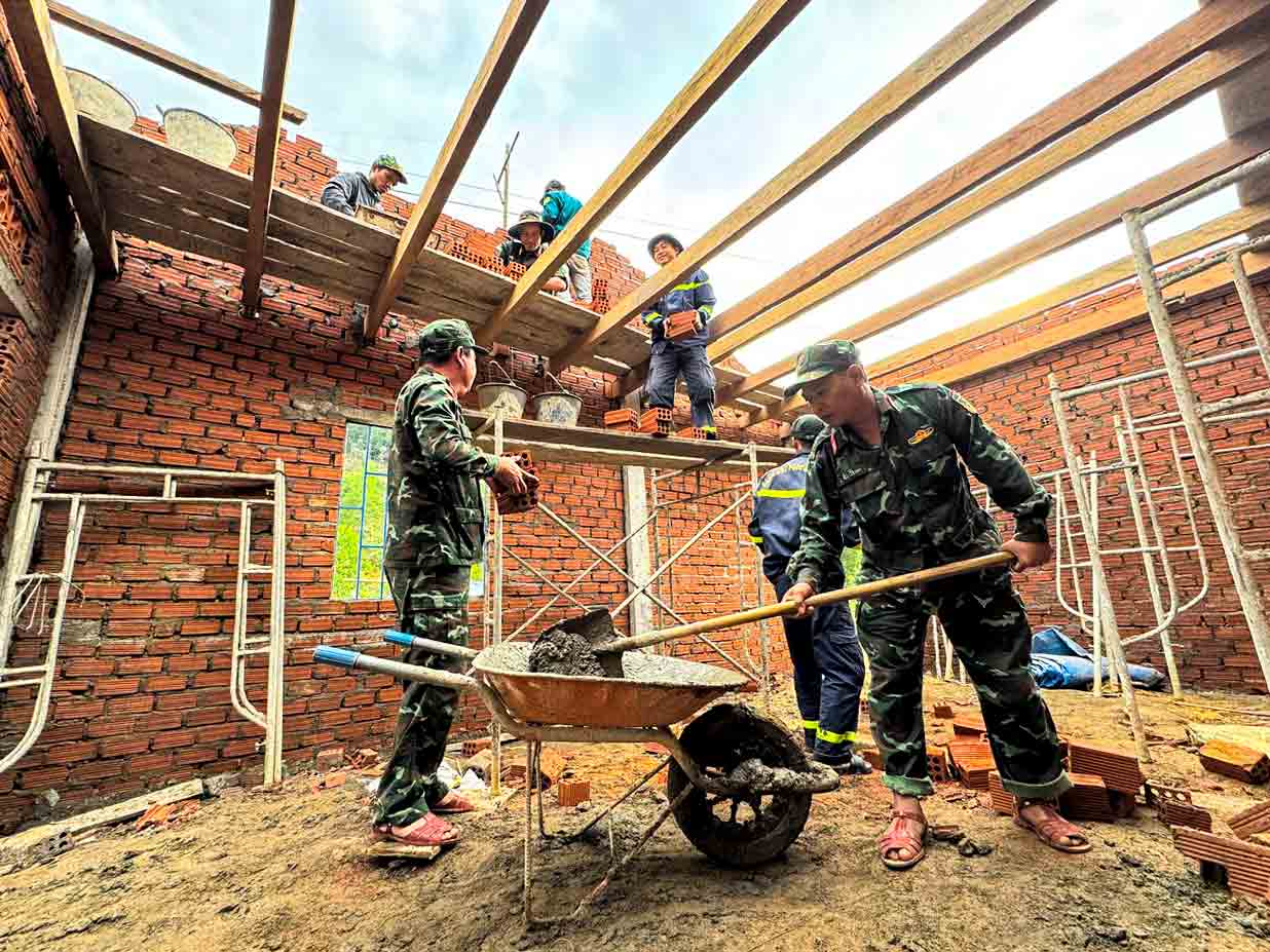 Xây nhà cho dân giữa đại ngàn Trường Sơn - Ảnh 2.