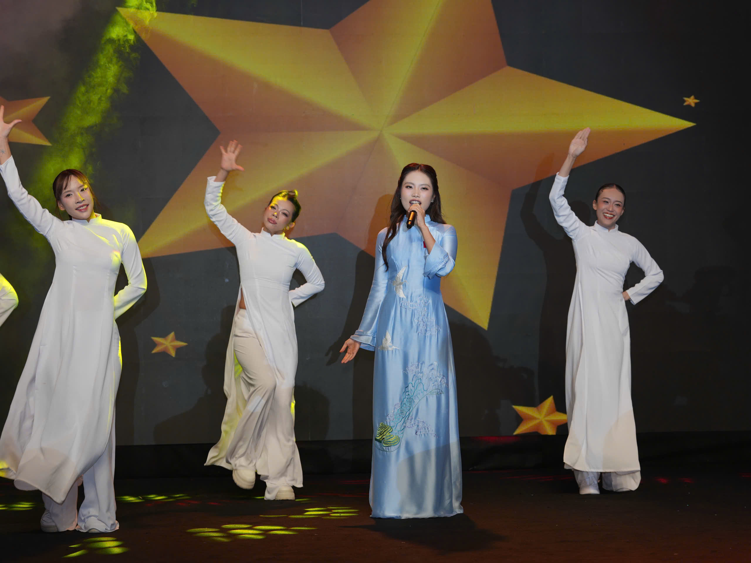 Báo Thanh Niên kỷ niệm 40 năm ngày phát hành số đầu tiên- Ảnh 15. Báo Thanh Niên kỷ niệm 40 năm ngày phát hành số đầu tiên- Ảnh 15.