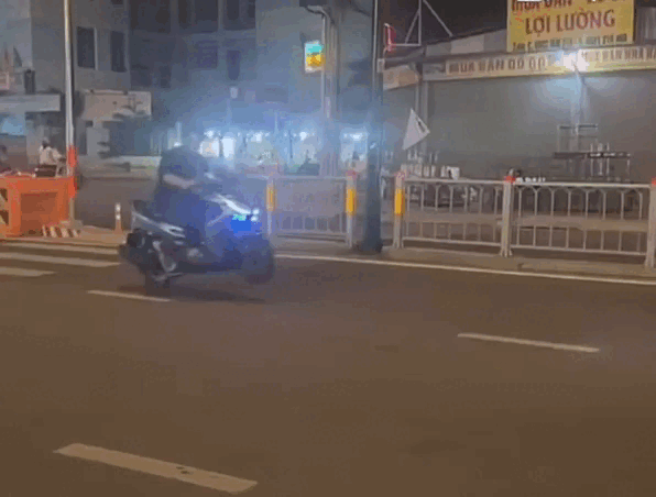 TP.HCM: Công an xác minh vụ bốc đầu xe ở đường Dương Quảng Hàm - Ảnh 1.