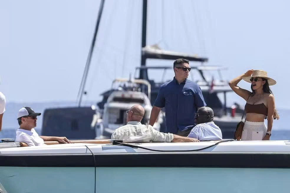 Leonardo DiCaprio bị chế giễu vì 'học đòi' tỉ phú Jeff Bezos sống xa hoa- Ảnh 3. Leonardo DiCaprio bị chế giễu vì 'học đòi' tỉ phú Jeff Bezos sống xa hoa- Ảnh 3.