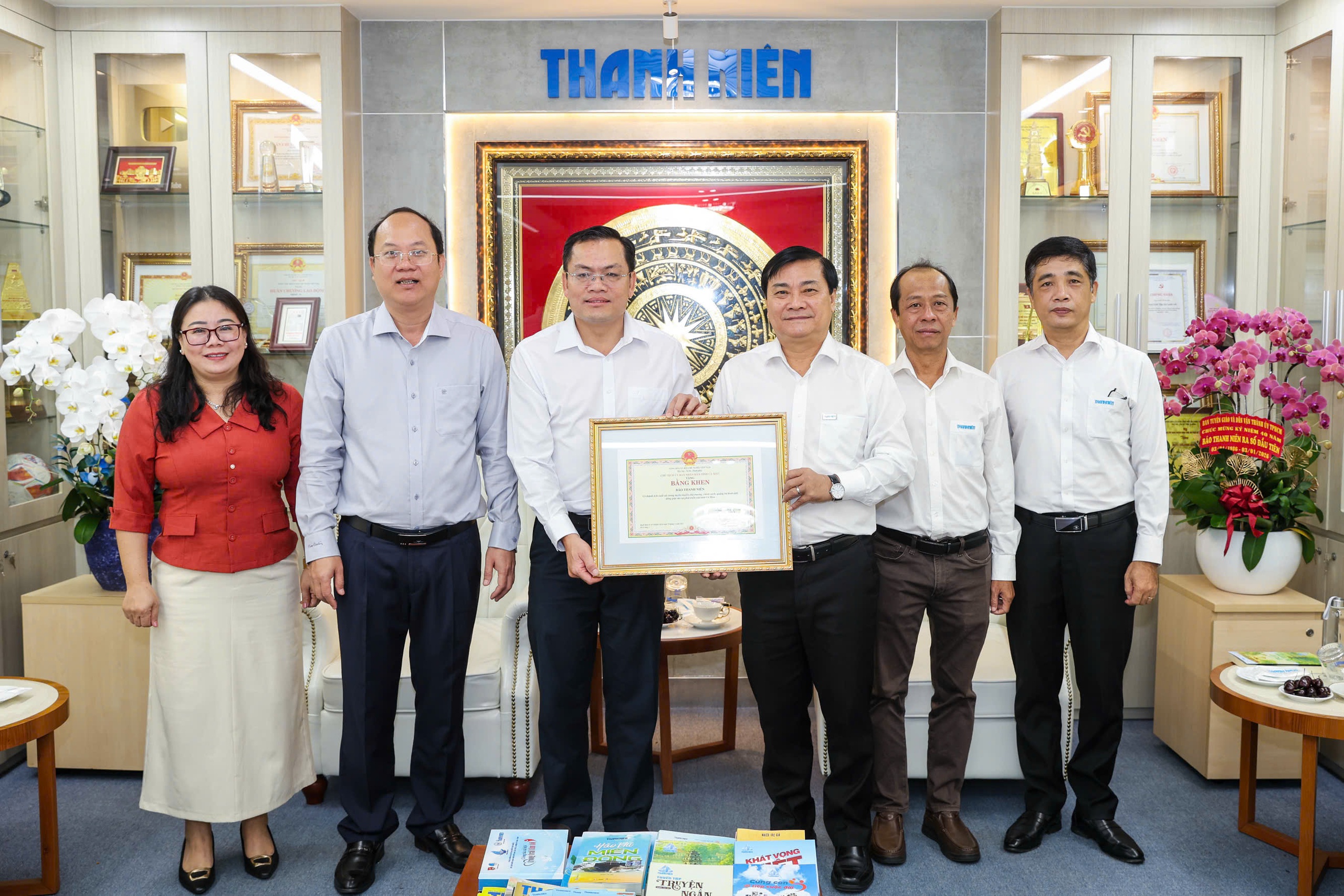 Tỉnh Cà Mau tặng bằng khen Báo Thanh Niên - Ảnh 3.