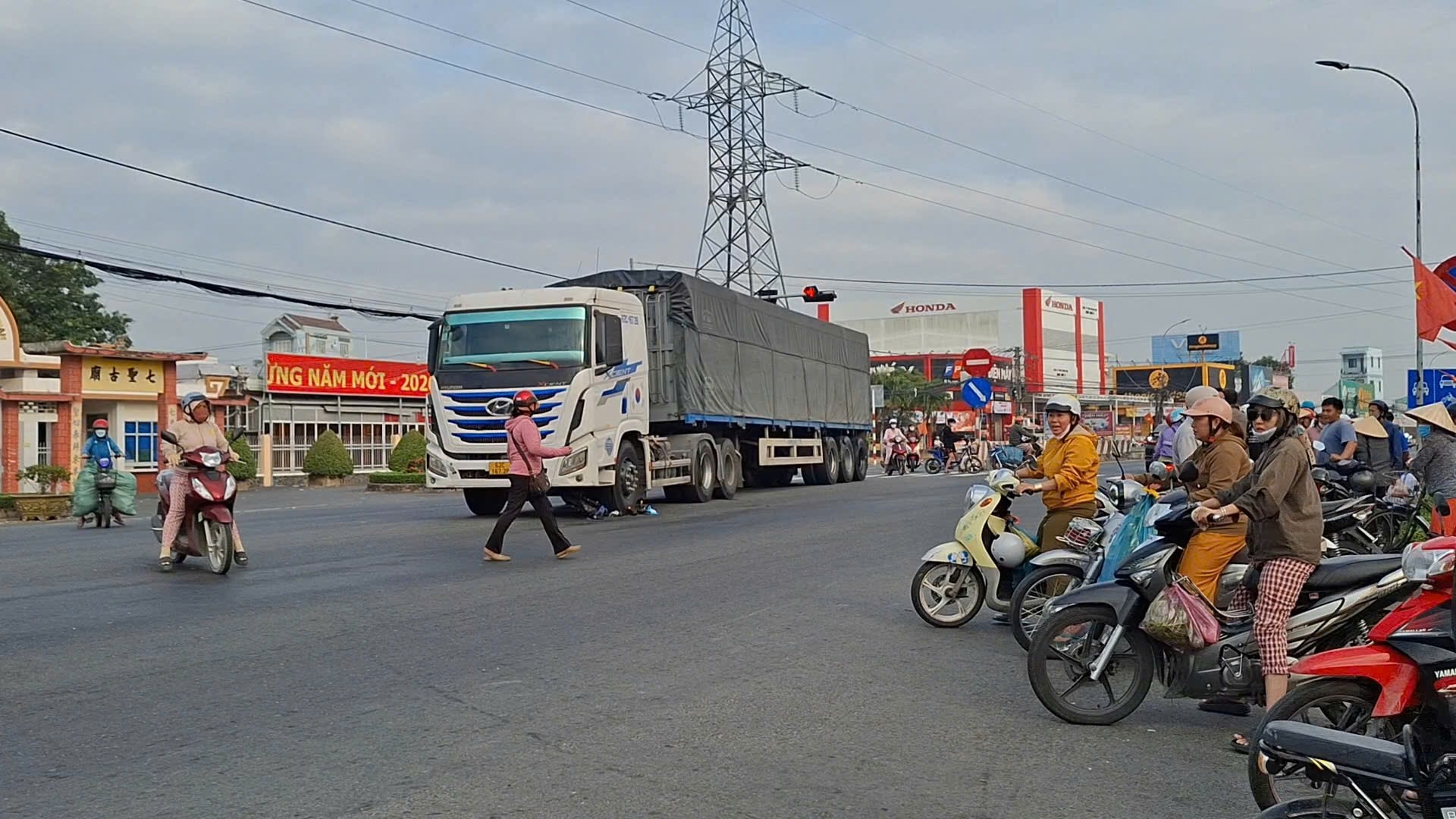 Đồng Tháp: Nam sinh thoát chết 'thẩn kỳ' dưới gẩm xe đầu kéo dưới gầm xe đầu kéo- Ảnh 2.