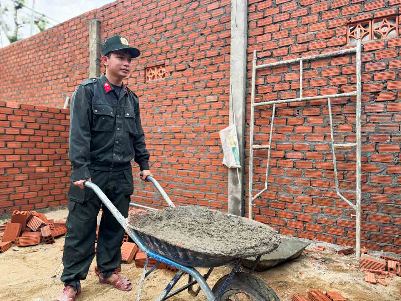 Xây nhà cho dân giữa đại ngàn Trường Sơn - Ảnh 4.