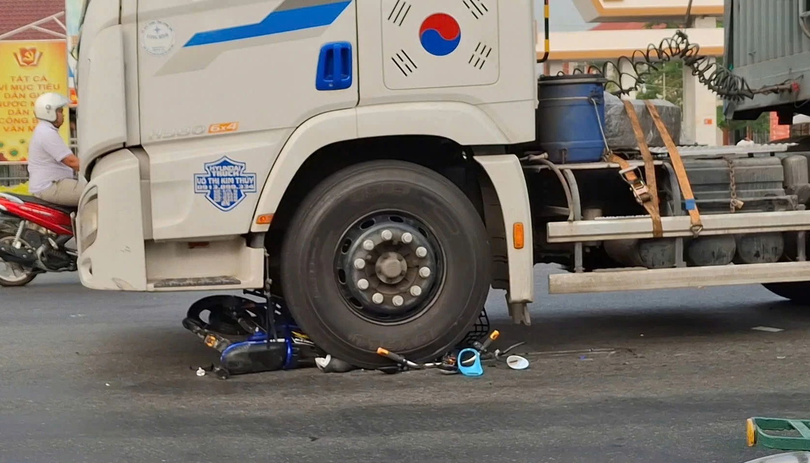 Đồng Tháp: Nam sinh thoát chết 'thẩn kỳ' dưới gẩm xe đầu kéo dưới gầm xe đầu kéo- Ảnh 1.