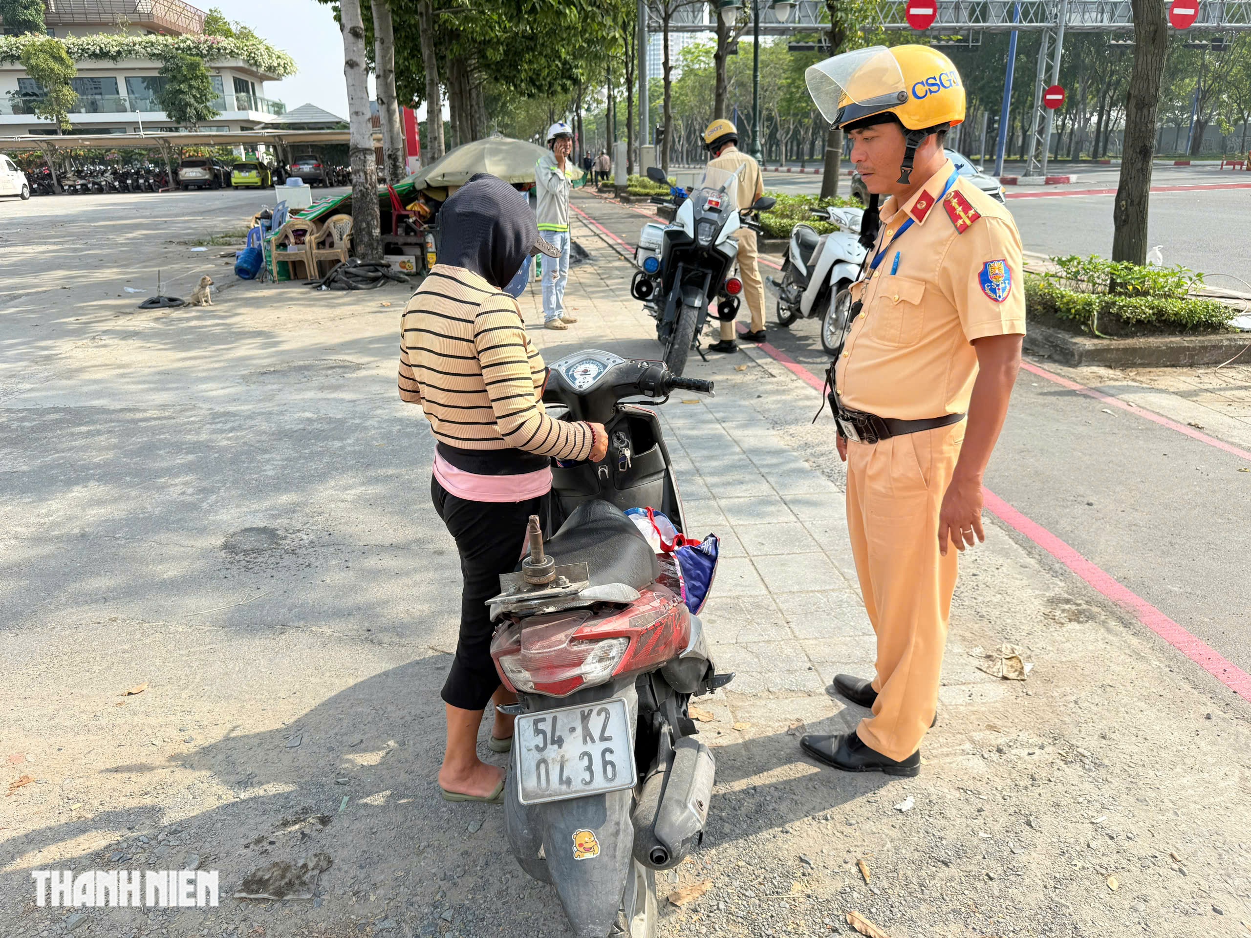CSGT phạt loạt xe máy đi vào làn đường riêng cho xe đạp trên Mai Chí Thọ - Ảnh 4.