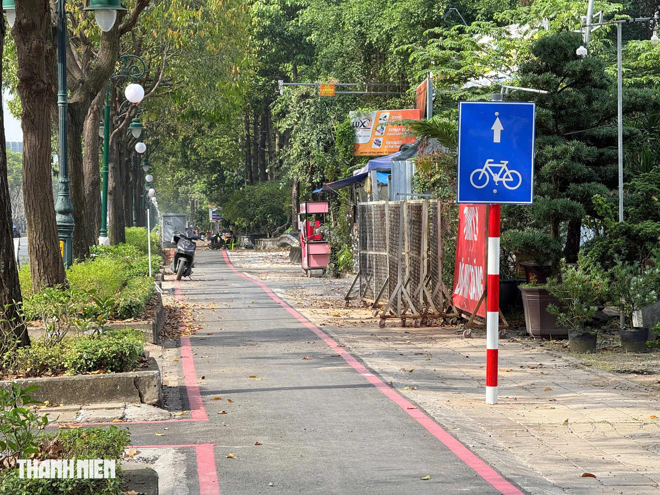 CSGT phạt loạt xe máy đi vào làn đường riêng cho xe đạp trên Mai Chí Thọ - Ảnh 1.