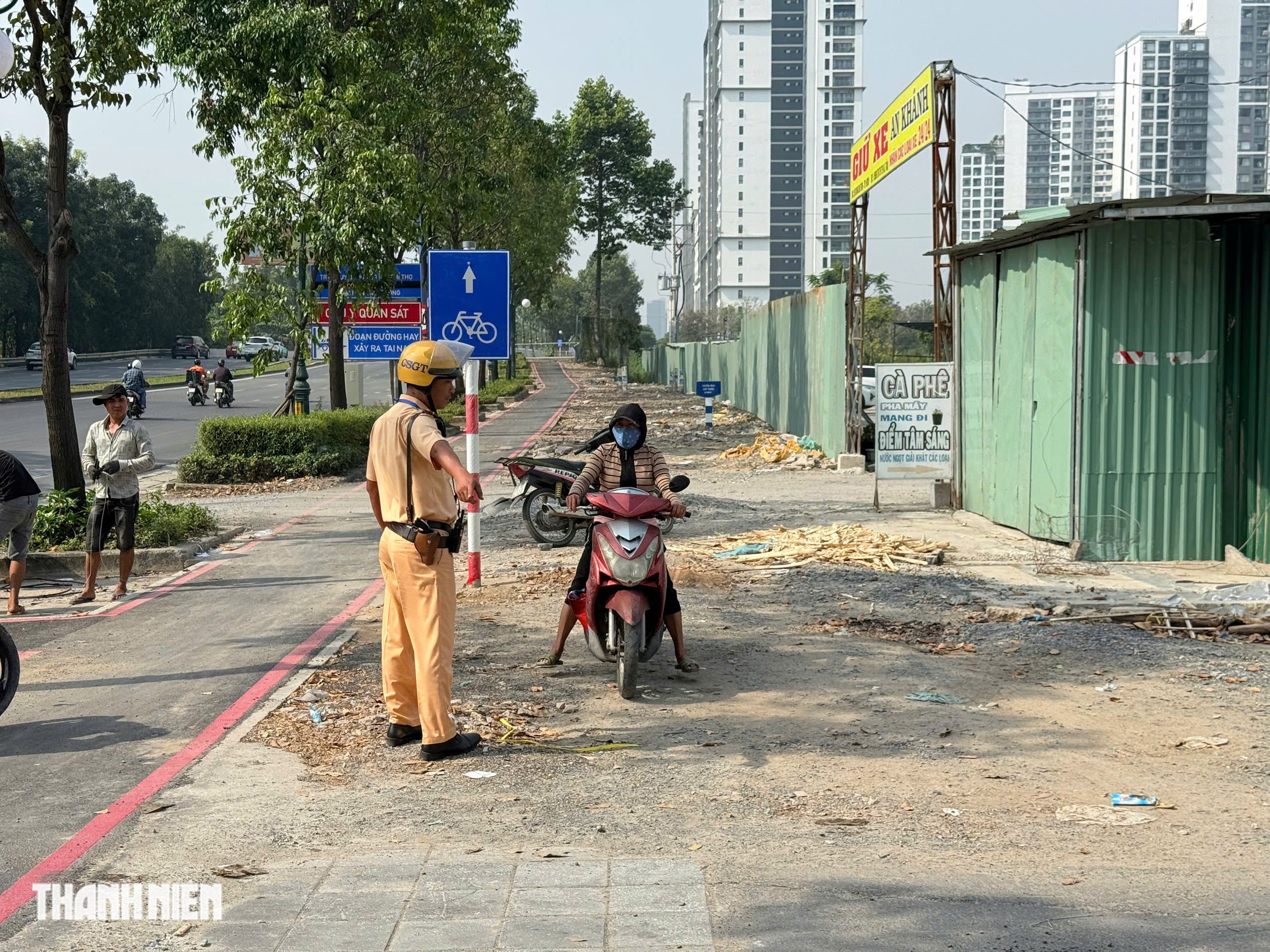 CSGT phạt loạt xe máy đi vào làn đường riêng cho xe đạp trên Mai Chí Thọ - Ảnh 2.
