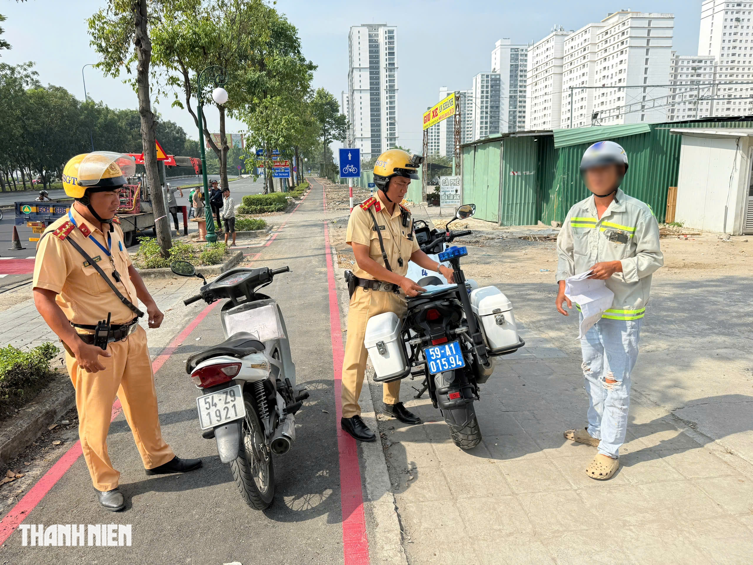 CSGT phạt loạt xe máy đi vào làn đường riêng cho xe đạp trên Mai Chí Thọ - Ảnh 3.