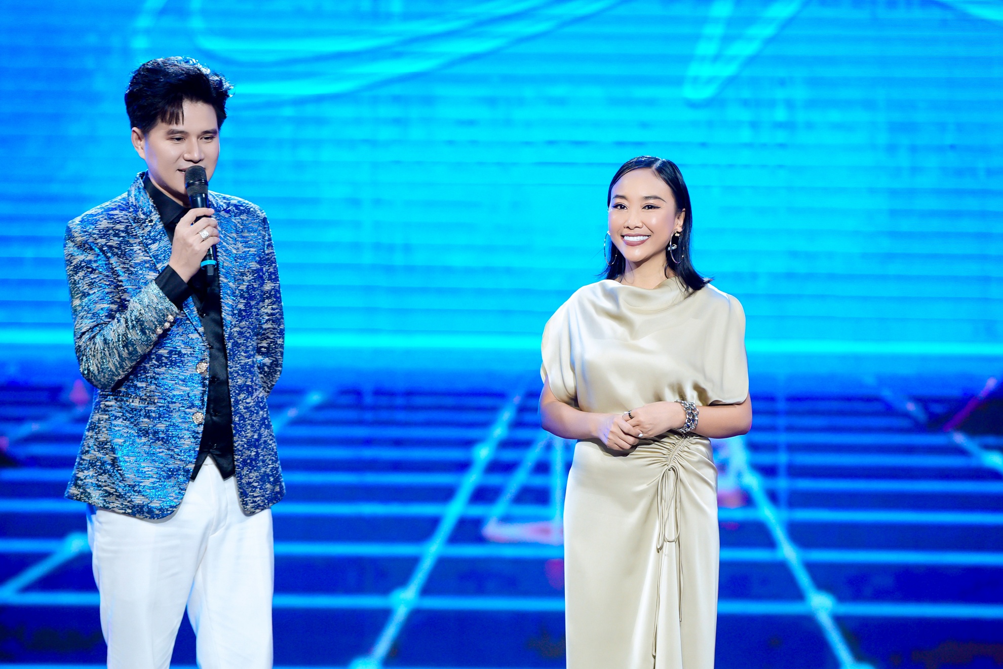 Nữ ca sĩ 48 tuổi tiết lộ cuộc sống hôn nhân với chồng Tây- Ảnh 1. Nữ ca sĩ 48 tuổi tiết lộ cuộc sống hôn nhân với chồng Tây- Ảnh 1.