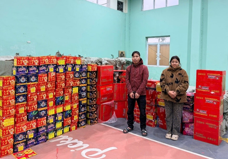 Cảnh sát đặc nhiệm Hà Nội thu hơn 6 tấn pháo nổ Trung Quốc- Ảnh 1.