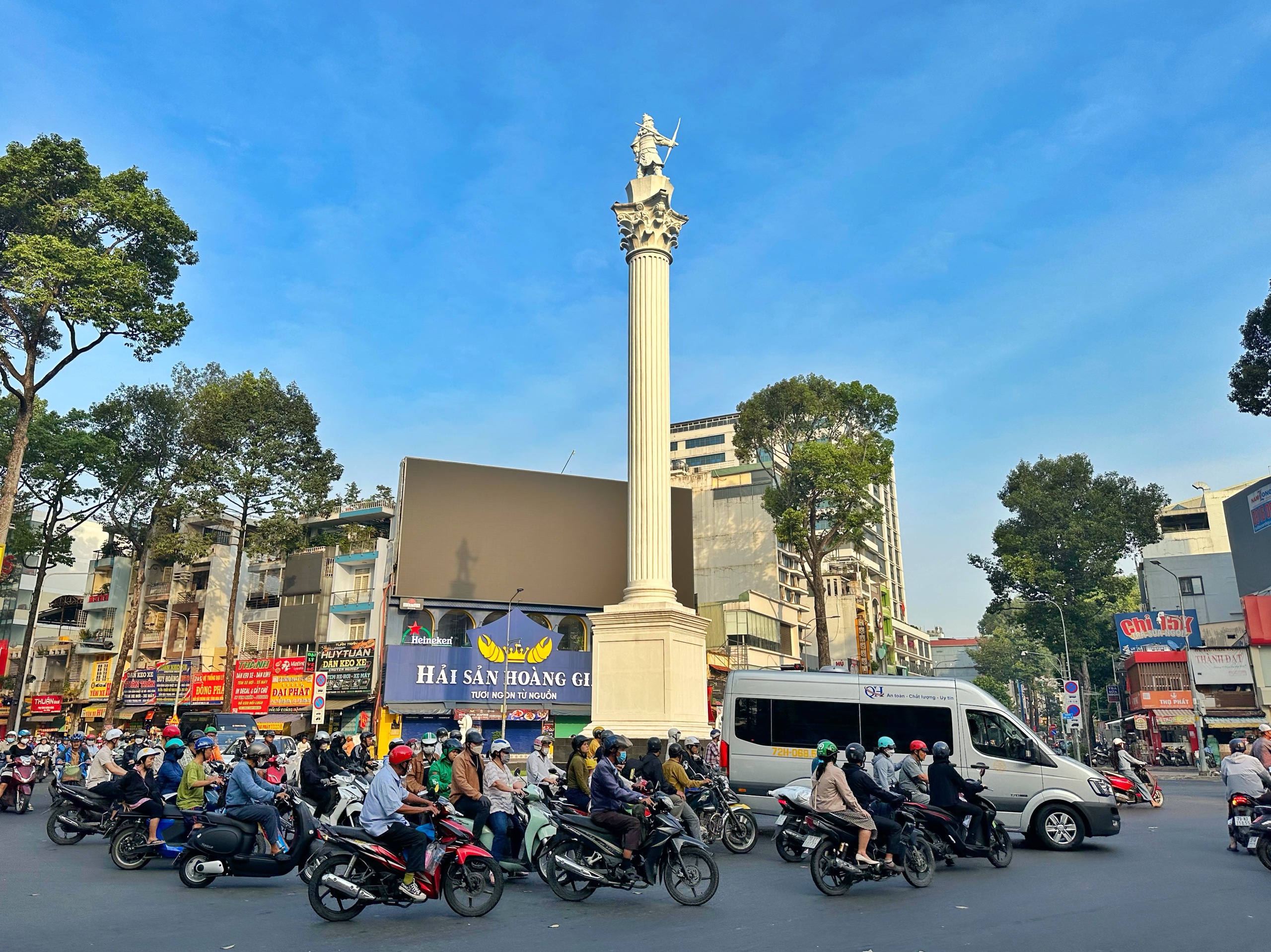 Đường phố TP.HCM ngày làm việc đầu tiên năm 2026: Hối hả người… 'chạy Tết Nguyên đán' - Ảnh 9.