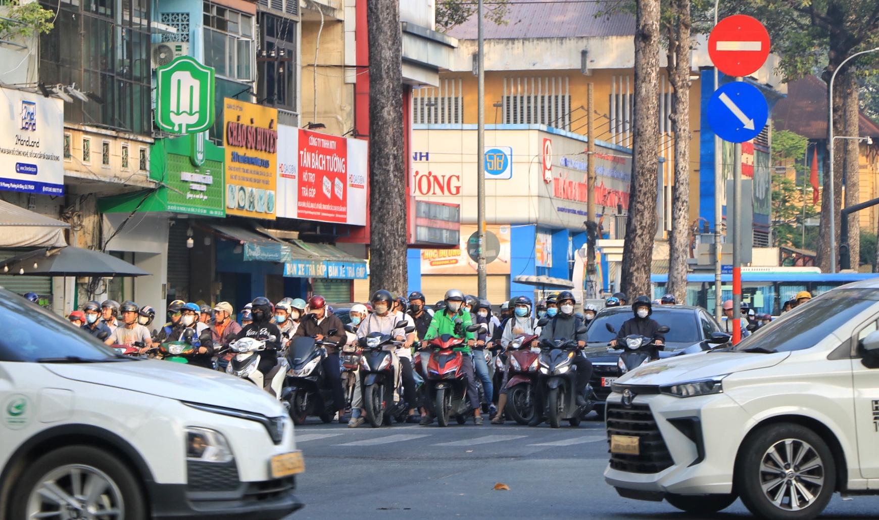 Đường phố TP.HCM ngày làm việc đầu tiên năm 2026: Hối hả người… 'chạy Tết Nguyên đán' - Ảnh 8.