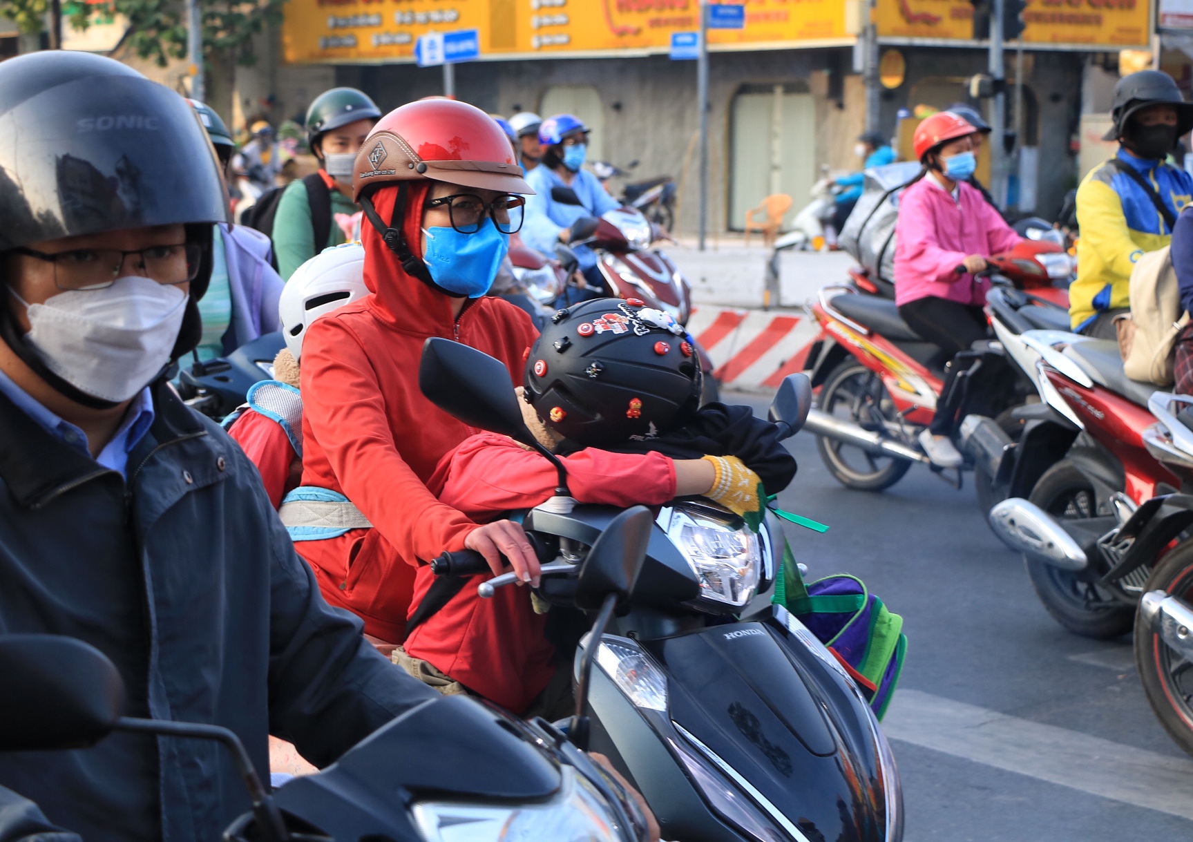Đường phố TP.HCM ngày làm việc đầu tiên năm 2026: Hối hả người… 'chạy Tết Nguyên đán' - Ảnh 7.