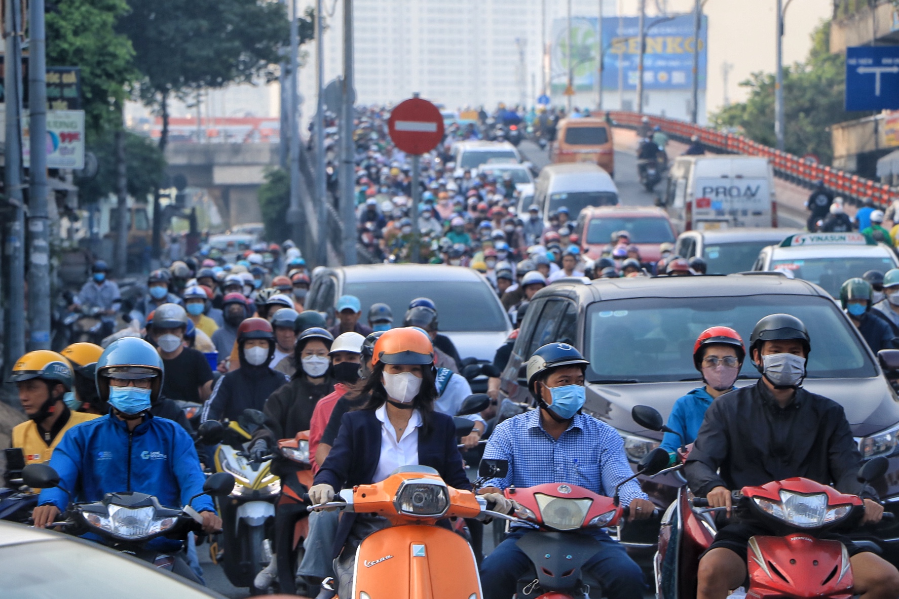 Đường phố TP.HCM ngày làm việc đầu tiên năm 2026: Hối hả người… 'chạy Tết Nguyên đán' - Ảnh 5.