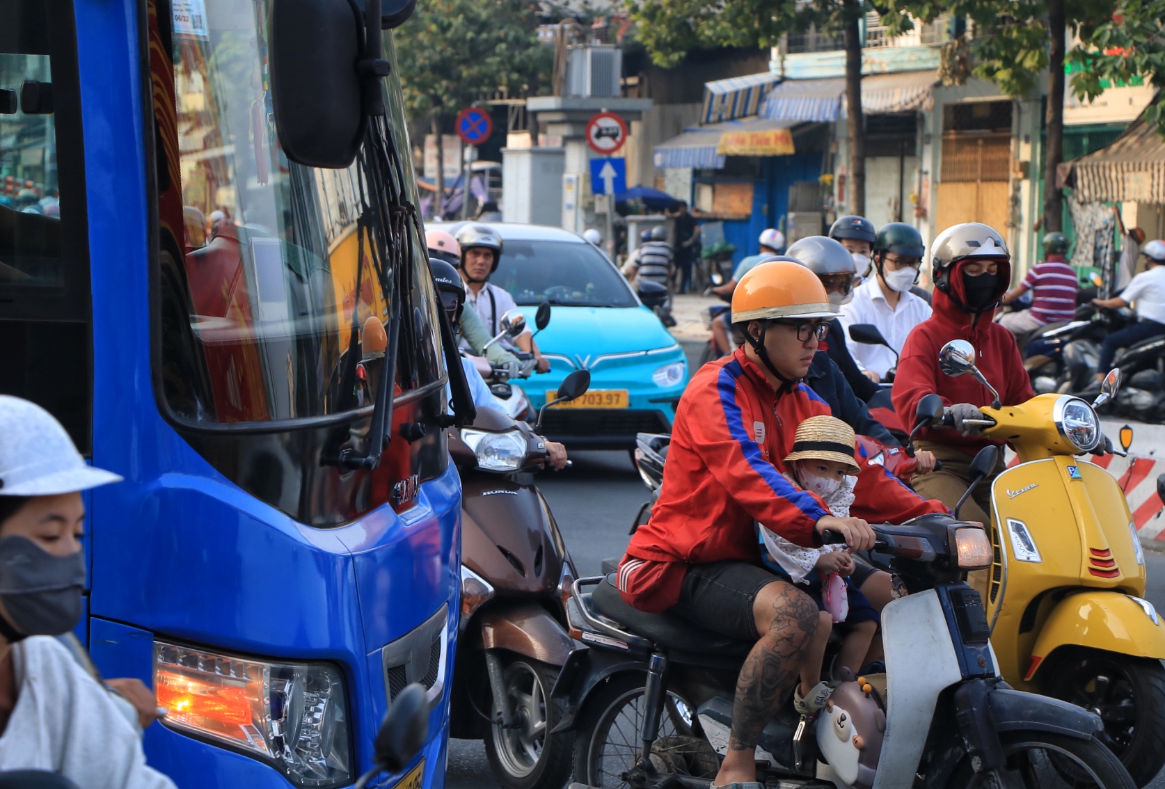 Đường phố TP.HCM ngày làm việc đầu tiên năm 2026: Hối hả người… 'chạy Tết Nguyên đán' - Ảnh 6.