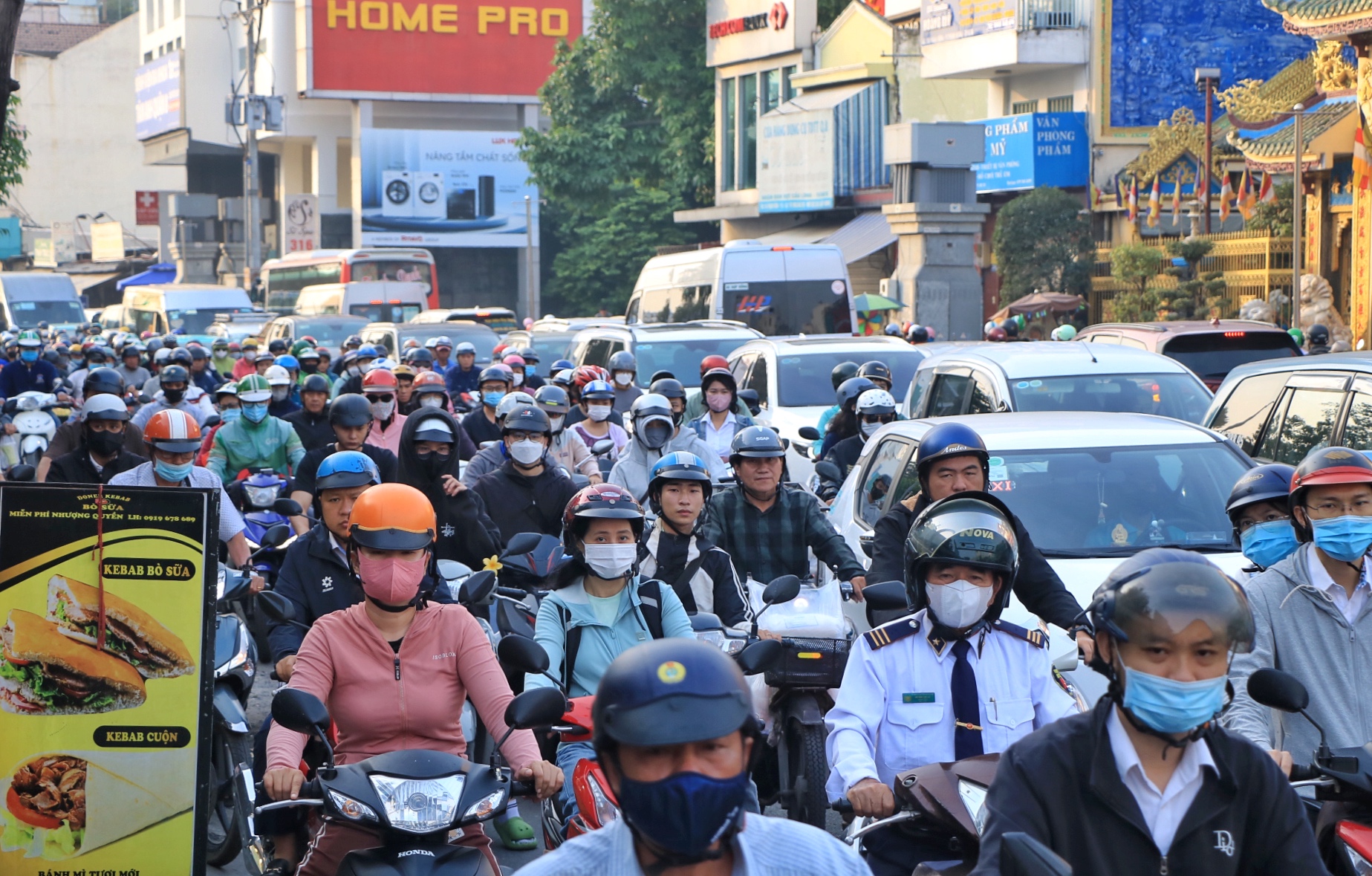 Đường phố TP.HCM ngày làm việc đầu tiên năm 2026: Hối hả người… 'chạy Tết Nguyên đán' - Ảnh 1.