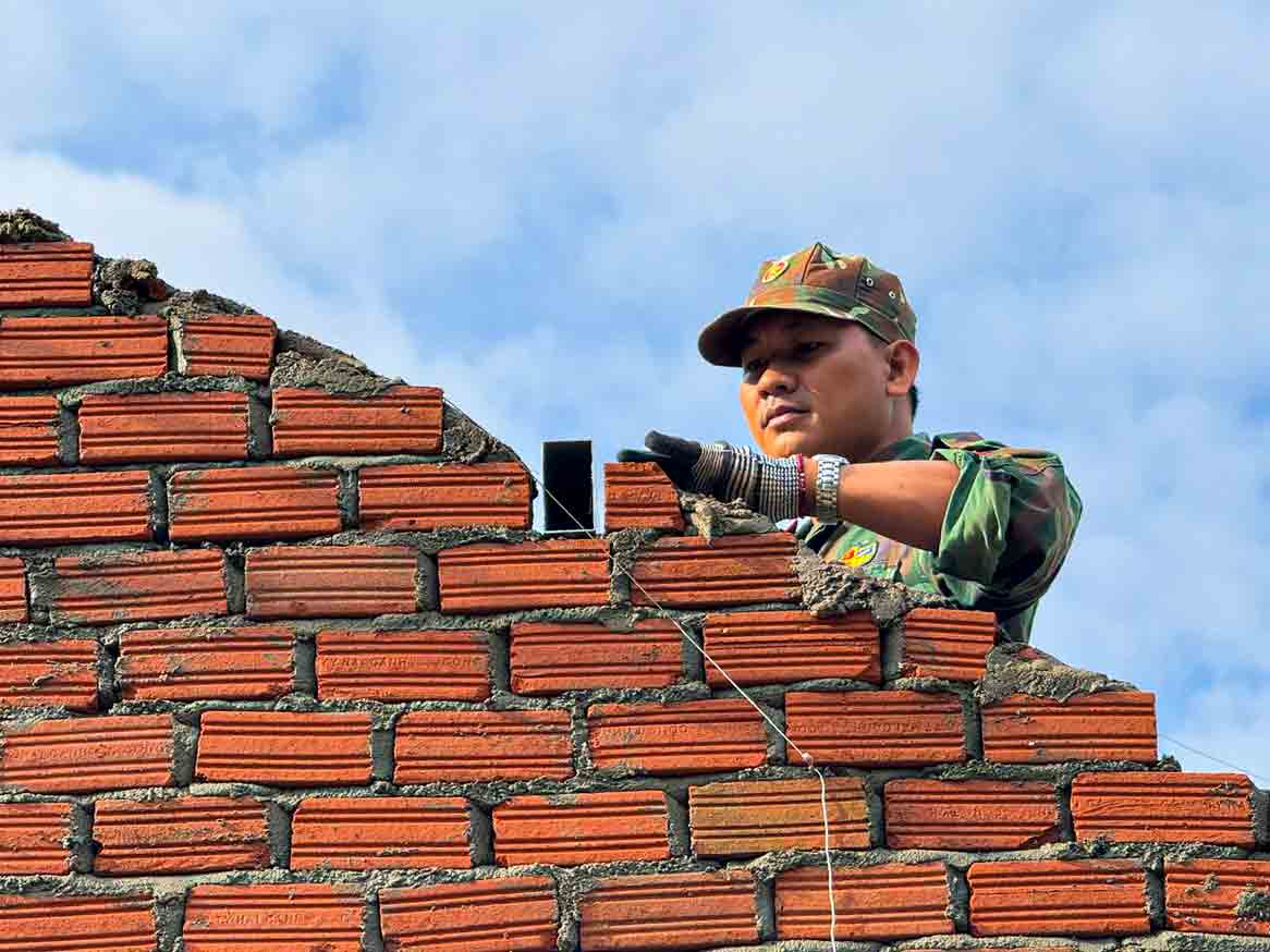 Xây nhà cho dân giữa đại ngàn Trường Sơn - Ảnh 5.