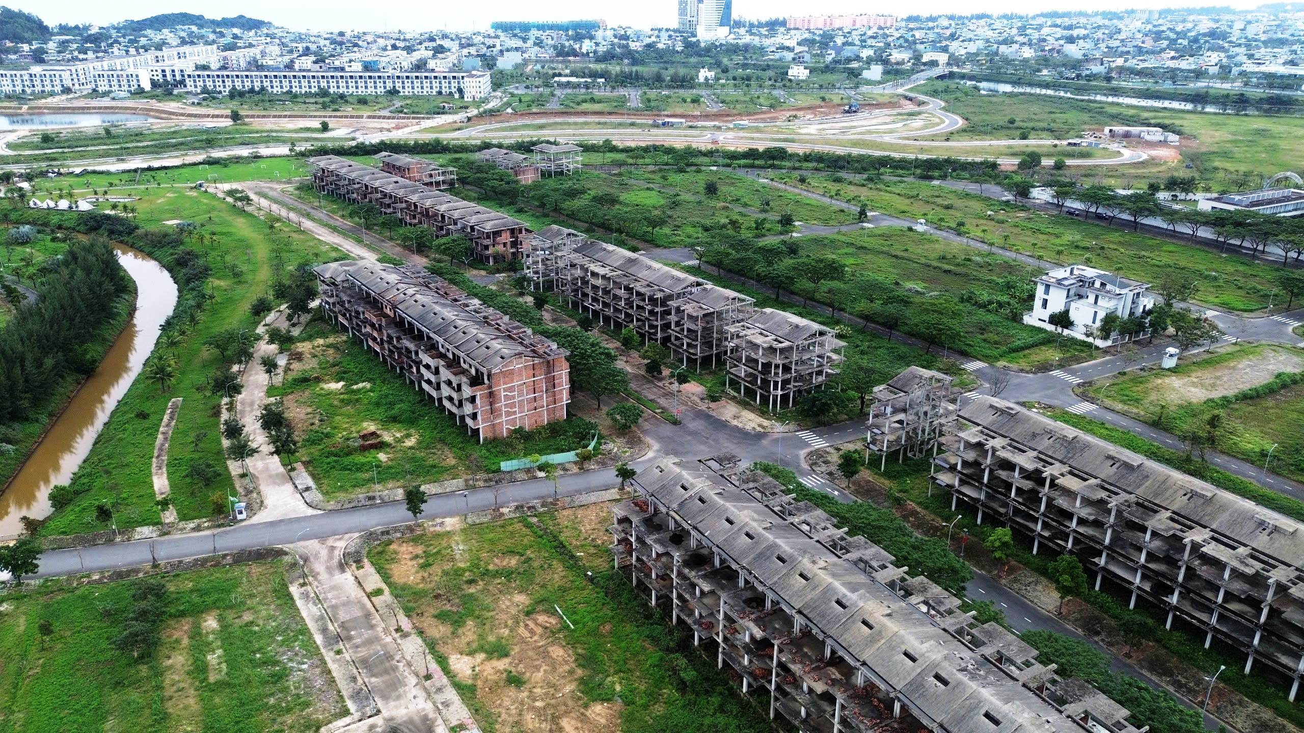 Cận cảnh khu đô thị gần 4.500 tỉ đồng ở Đà Nẵng dính hàng loạt vi phạm- Ảnh 7. Cận cảnh khu đô thị gần 4.500 tỉ đồng ở Đà Nẵng dính hàng loạt vi phạm- Ảnh 7.