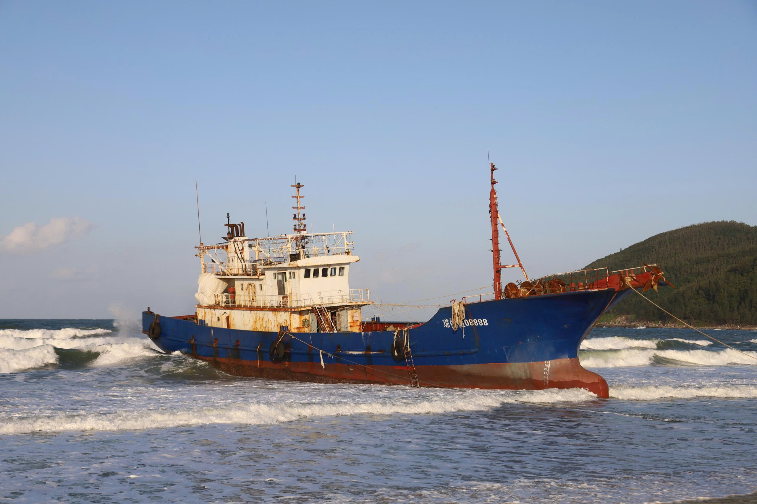 Kiểm tra tàu cá nước ngoài mắc cạn ở Quảng Ngãi: Không phát hiện ngư cụ- Ảnh 1.