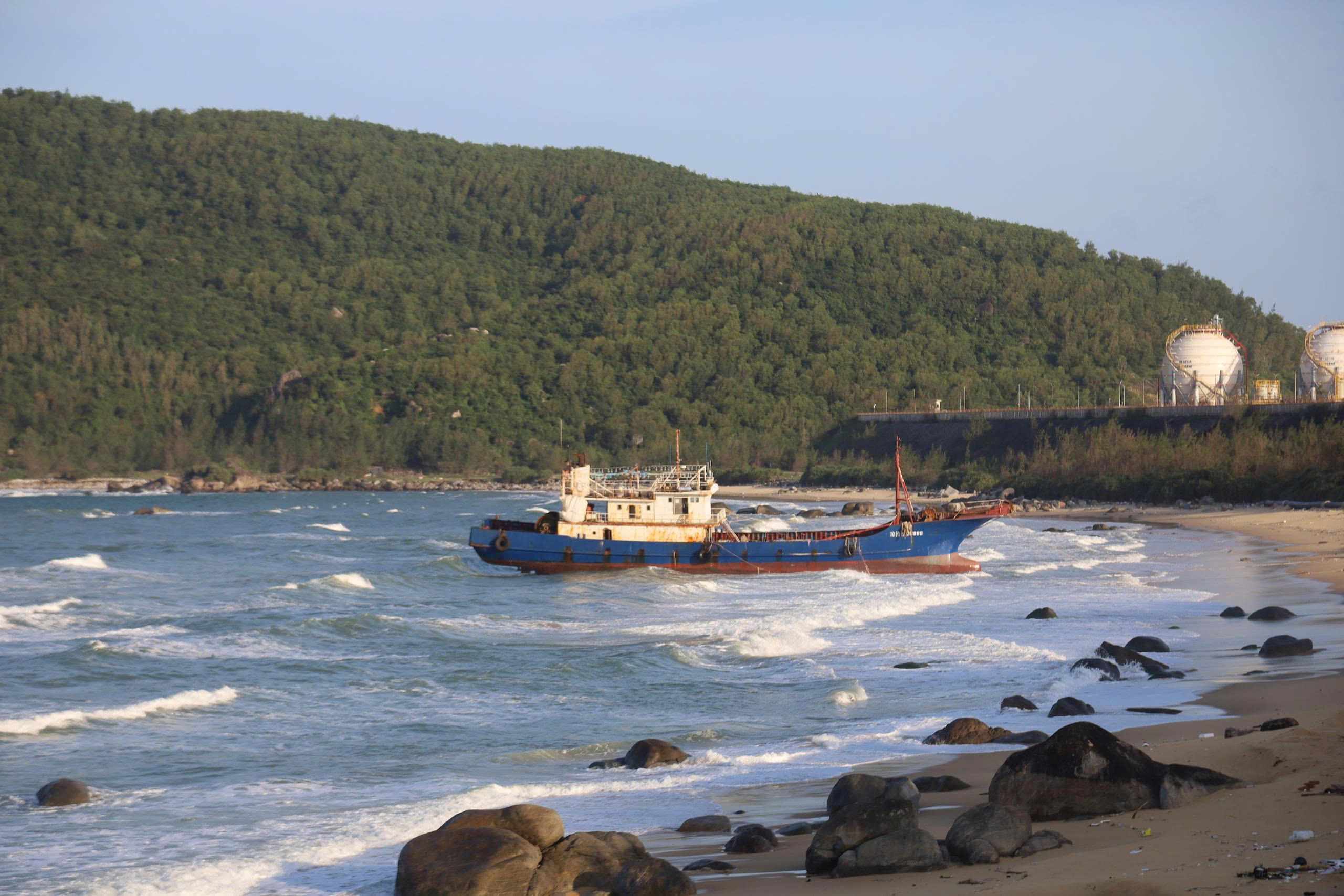 Kiểm tra tàu cá nước ngoài mắc cạn ở Quảng Ngãi: Không phát hiện ngư cụ- Ảnh 3.