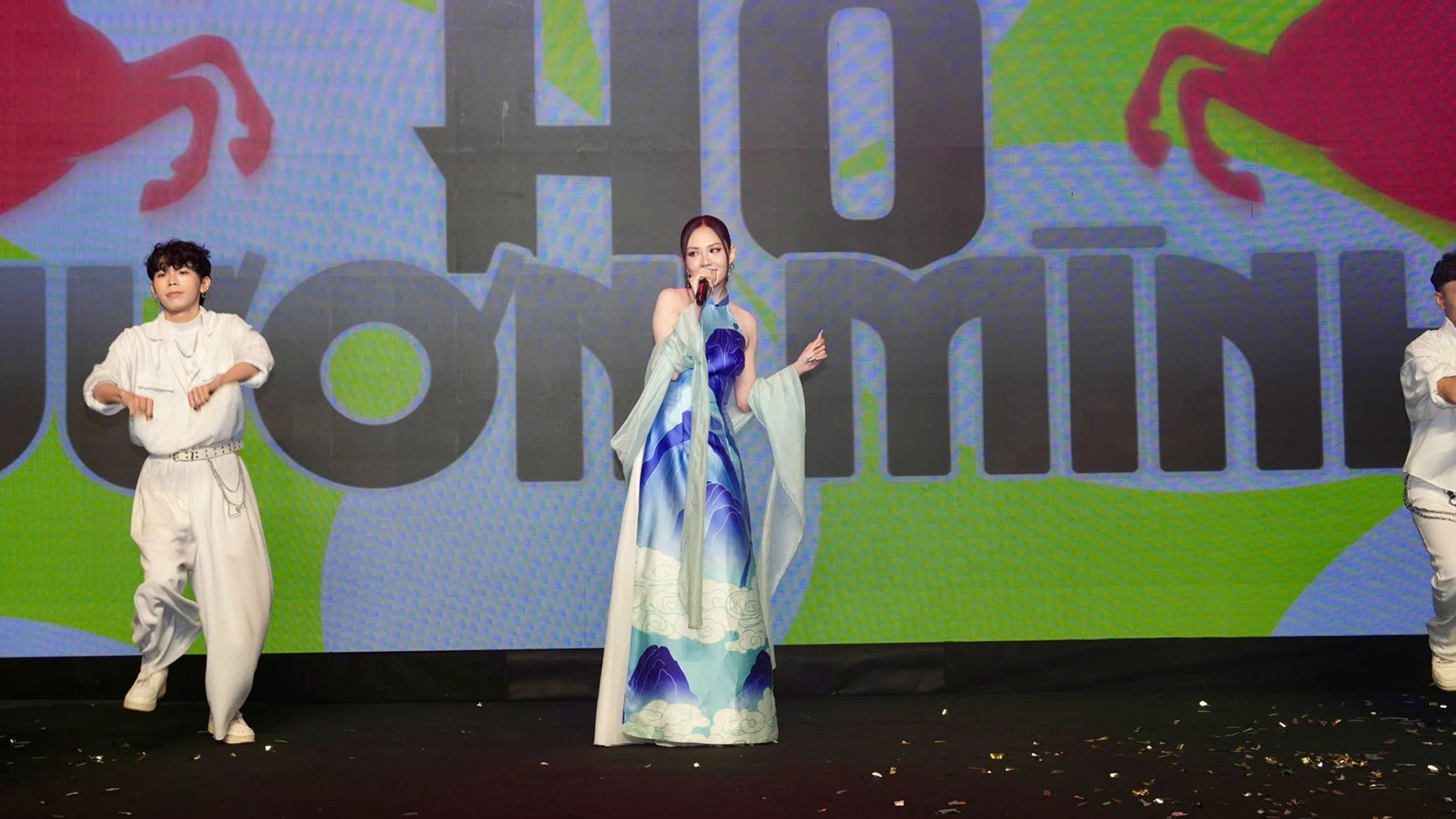 Mai Phương h&aacute;t &ldquo;H&ograve; Vươn M&igrave;nh" mừng sinh nhật 40 năm B&aacute;o Thanh Ni&ecirc;n - Ảnh 1.