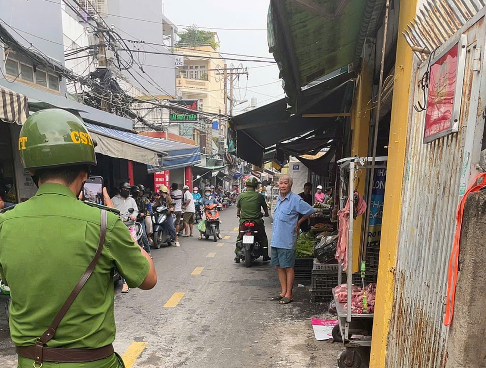 Nhiều trường hợp bị xử phạt vì buôn bán lấn chiếm lòng đường ở TP.HCM - Ảnh 1.