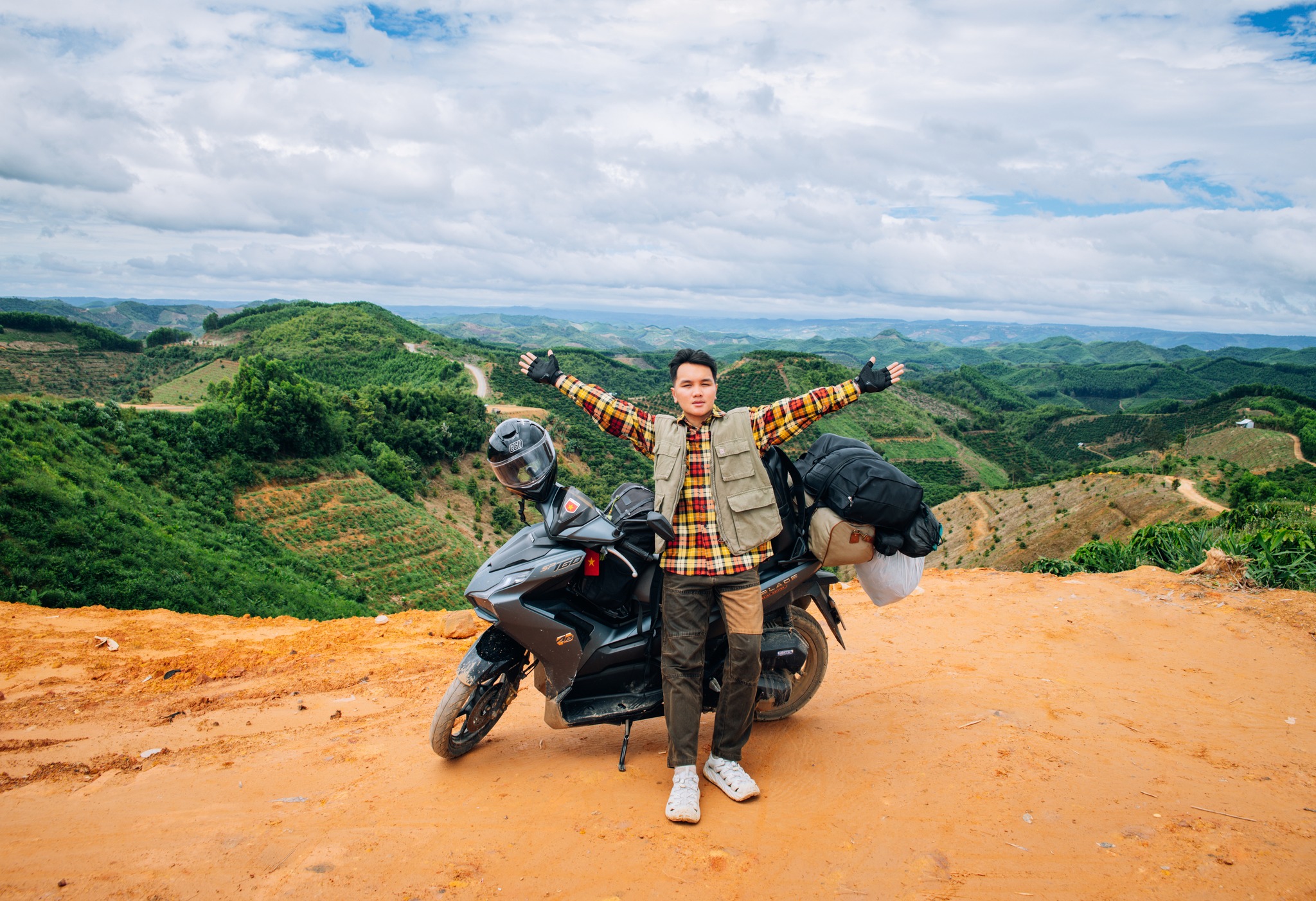 62 ng&agrave;y xuy&ecirc;n Việt, ch&agrave;ng trai g&acirc;y ấn tượng với những bức ảnh đẹp như tranh - Ảnh 1.