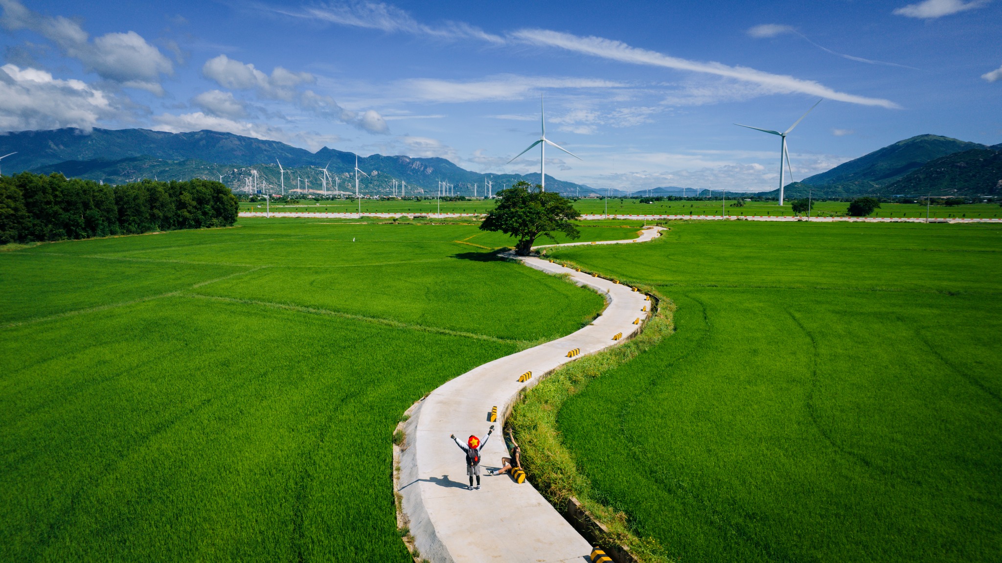 62 ng&agrave;y xuy&ecirc;n Việt, ch&agrave;ng trai g&acirc;y ấn tượng với những bức ảnh đẹp như tranh - Ảnh 2.