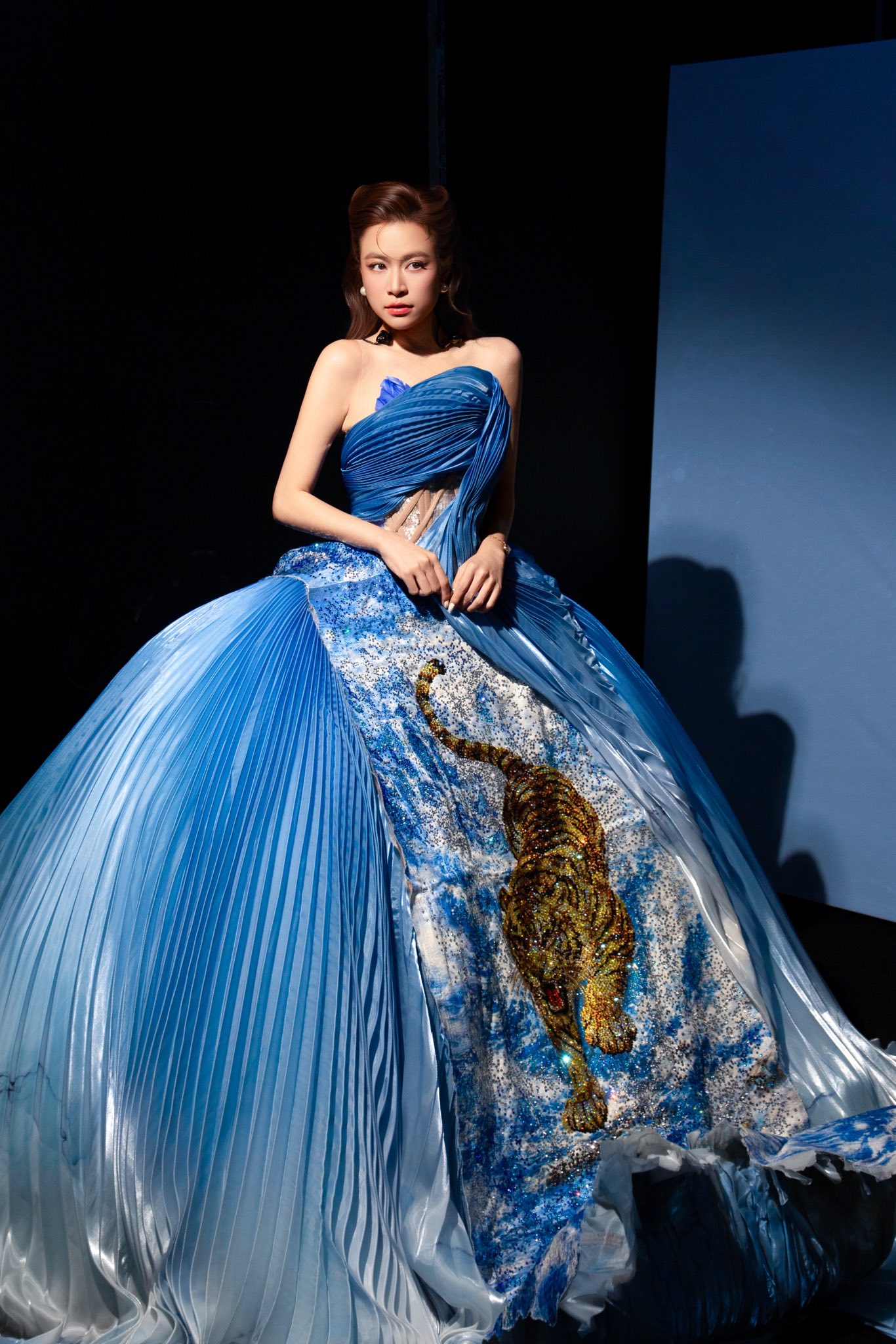 Nhan sắc Ho&agrave;ng Th&ugrave;y Linh ở tuổi 38 - Ảnh 6.