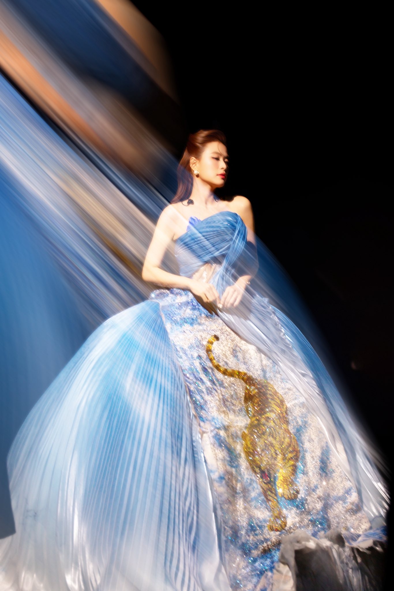 Nhan sắc Ho&agrave;ng Th&ugrave;y Linh ở tuổi 38 - Ảnh 5.