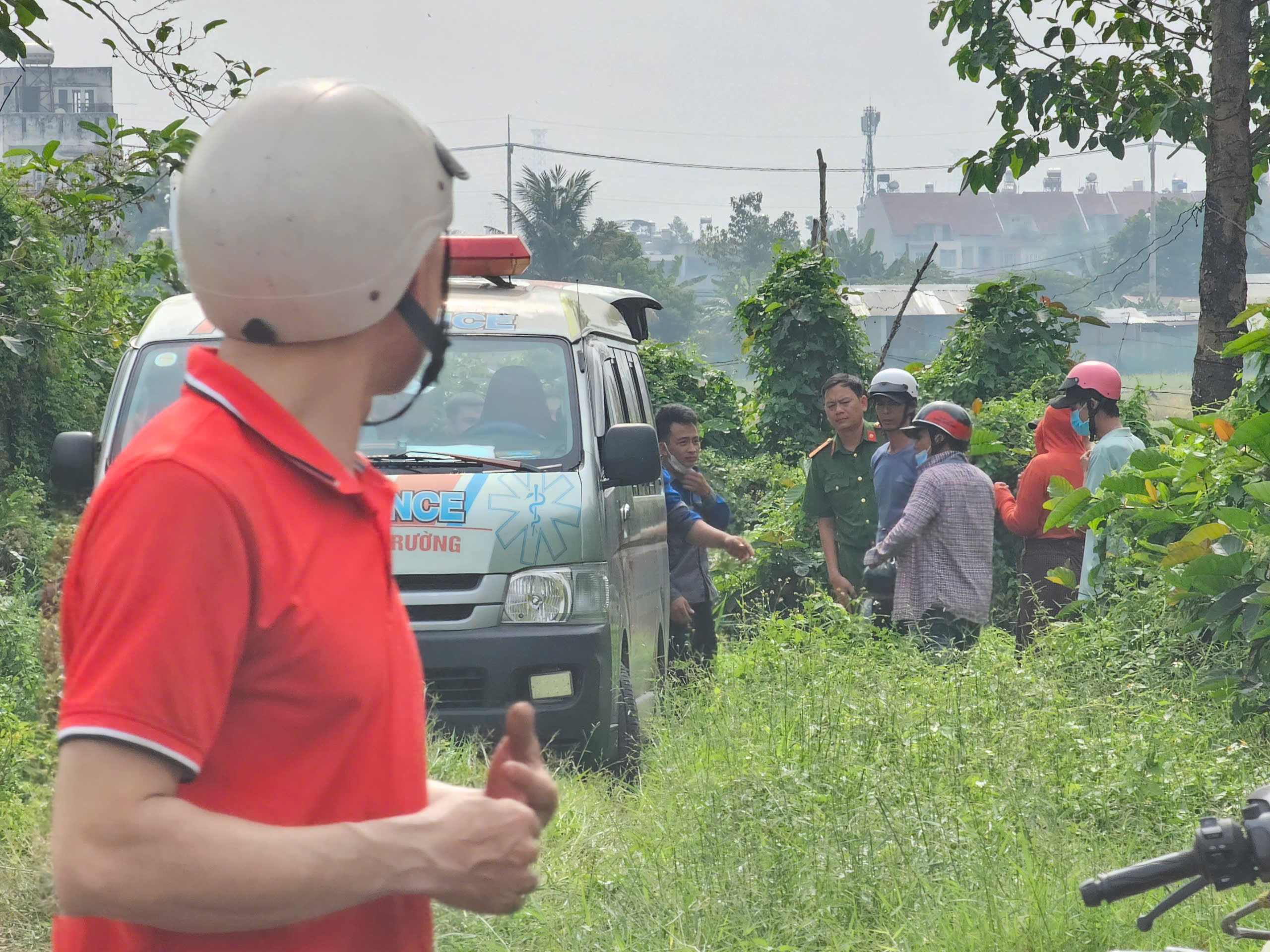 TP.HCM: Ra đồng cắt rau, phát hiện người đàn ông treo cổ trên cây- Ảnh 1.