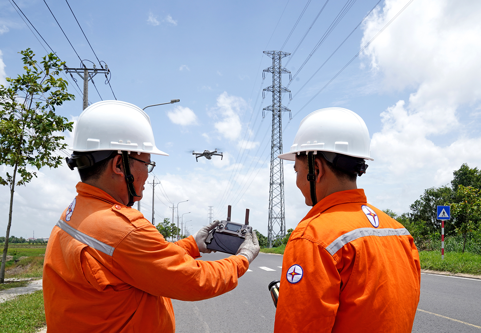 10 dấu ấn nổi bật của  EVNSPC trong năm 2025 - Ảnh 8.