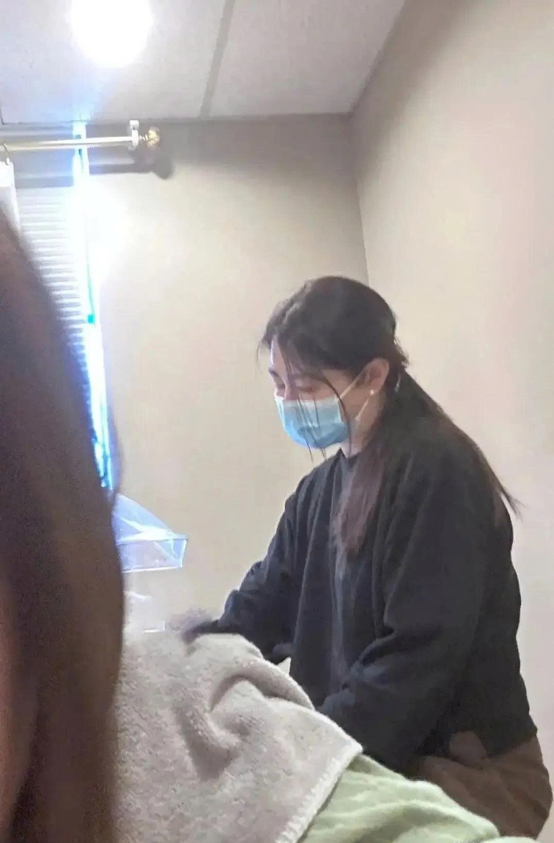 Vương Tổ Hiền sống giản dị, điều hành phòng khám châm cứu ở tuổi 59 - Ảnh 1.