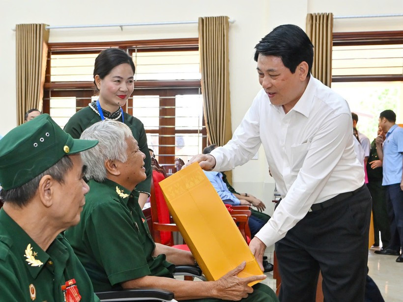 Chủ tịch nước quyết định tặng 2 mức qu&agrave; tết cho người c&oacute; c&ocirc;ng - Ảnh 1.