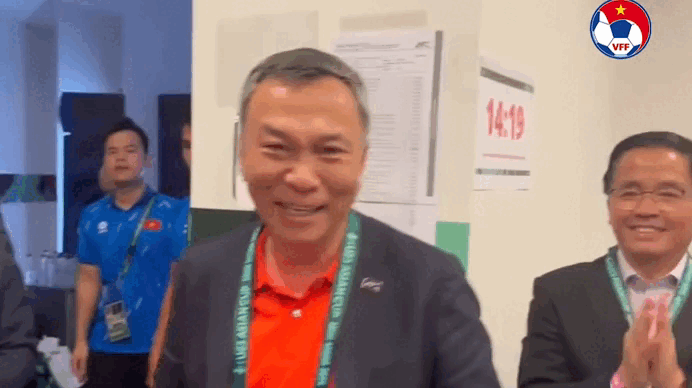 Chủ tịch VFF Trần Quốc Tuấn v&agrave;o ph&ograve;ng thay đồ ch&uacute;c mừng U.23 Việt Nam sau chiến thắng lịch sử trước Jordan - Ảnh 1.