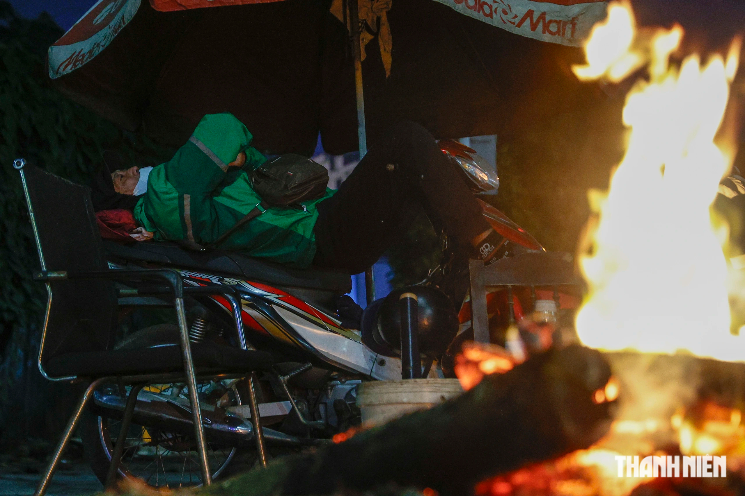 Người H&agrave; Nội co ro trong đ&ecirc;m r&eacute;t 11 độ C , cuộc sống trong gi&aacute; lạnh - Ảnh 2.