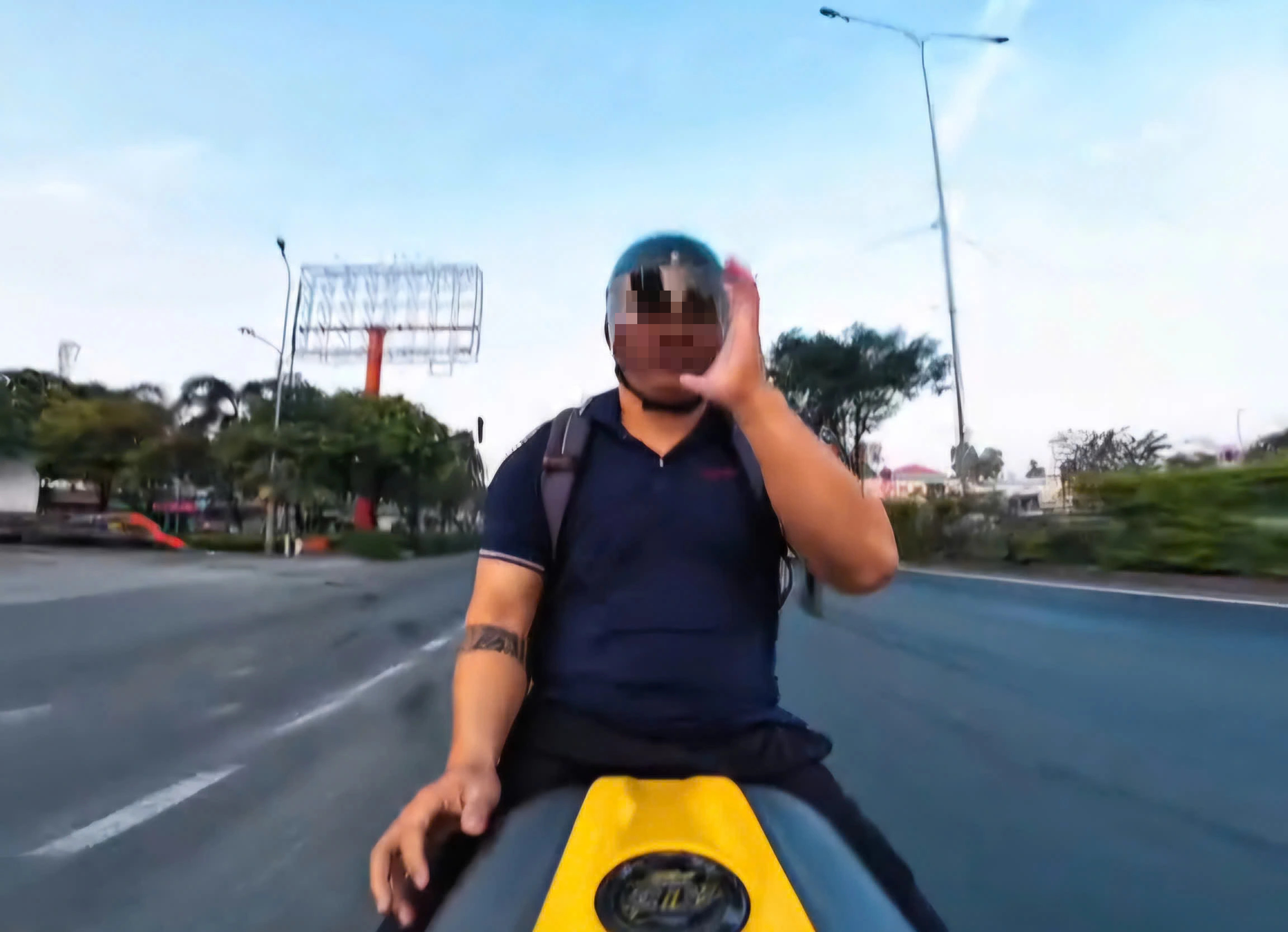 Xác minh clip chạy xe mô tô buông 2 tay, nghe điện thoại ở TP.HCM- Ảnh 1.