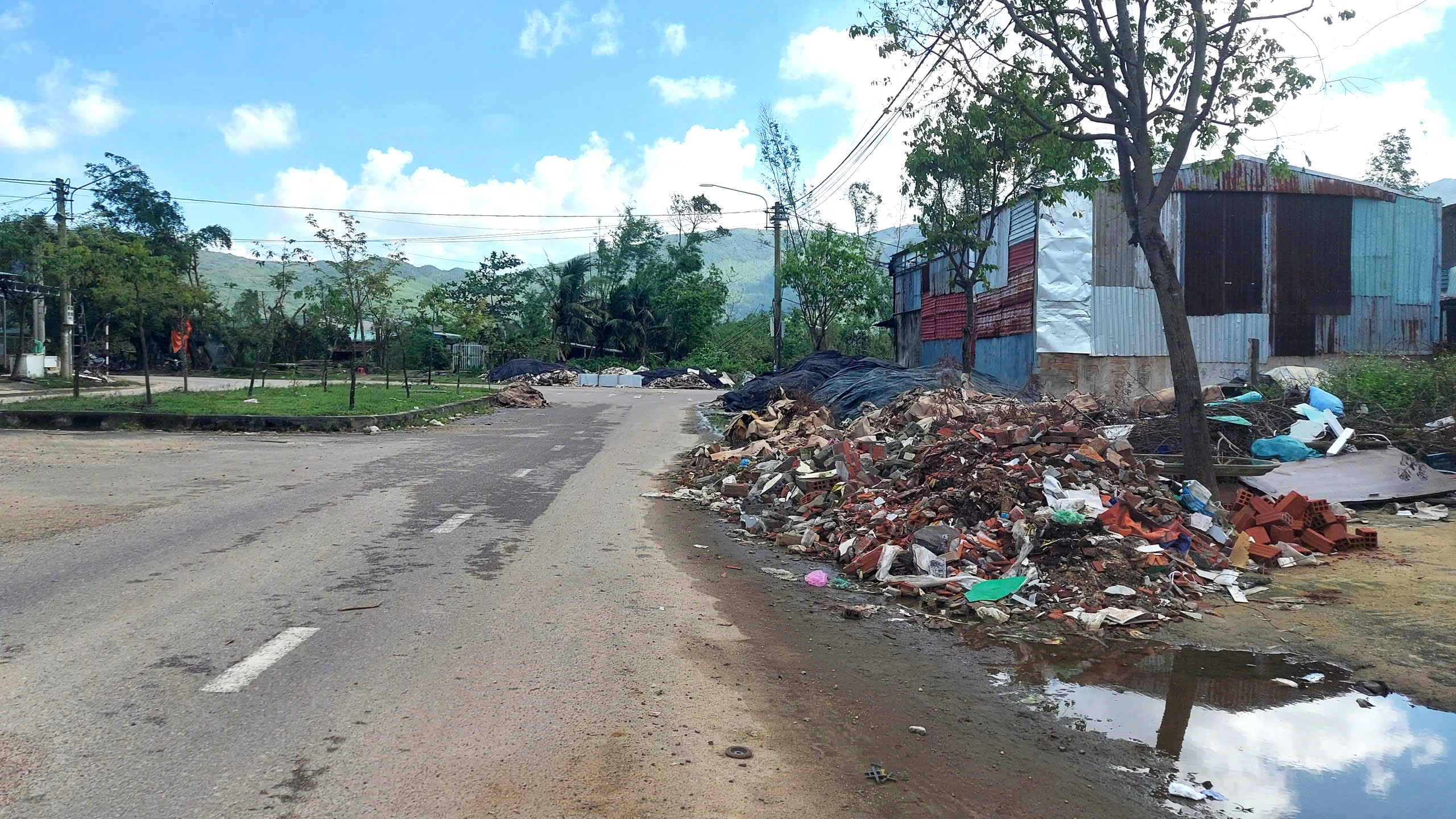 Cơ sở phế liệu, gia công đá “bủa vây” khu tái định cư - Ảnh 5.